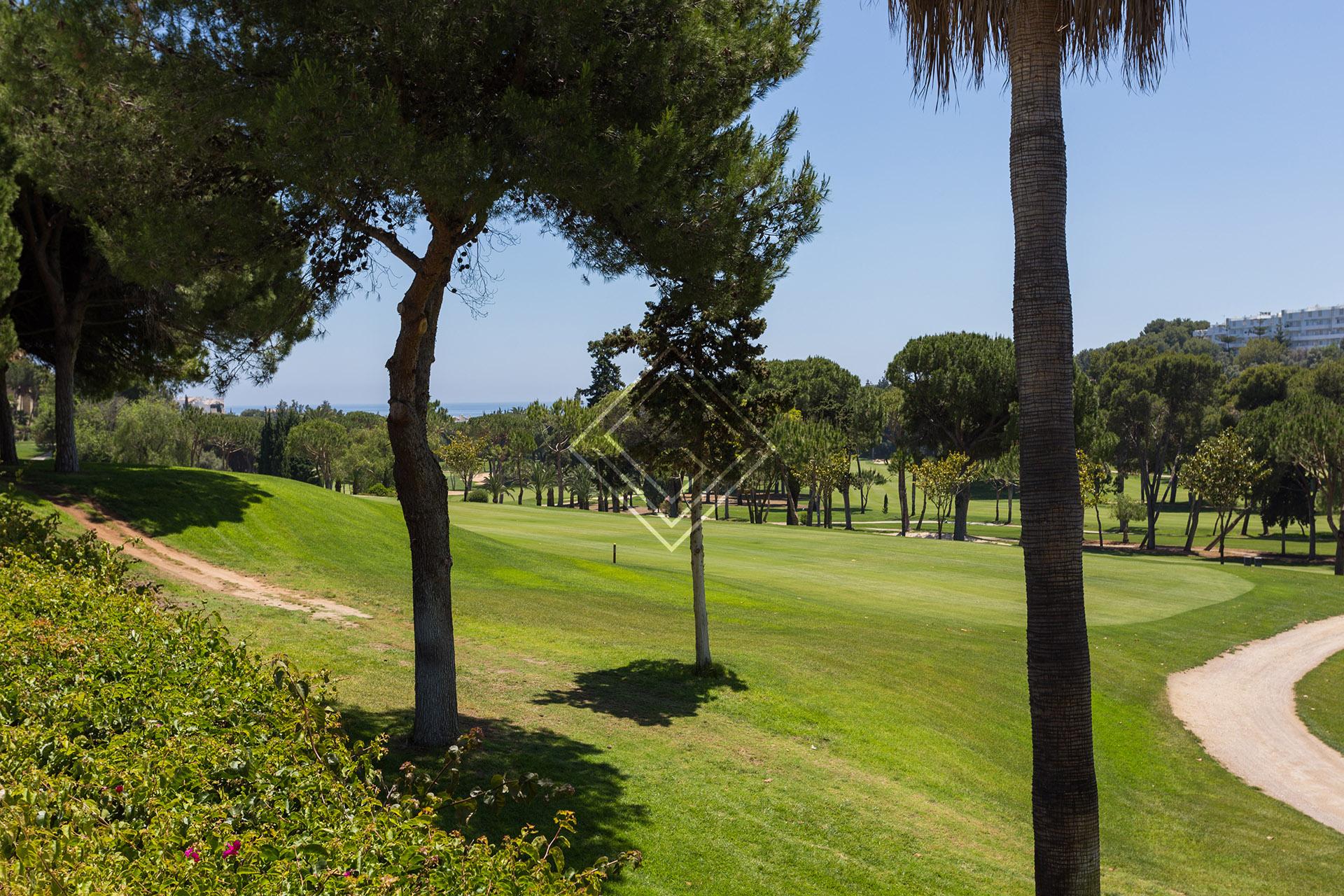 Villa de lujo en primera línea de golf en Río Real – Marbella