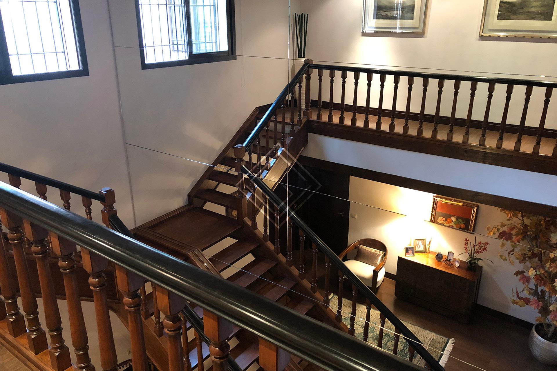 Villa de lujo en primera línea de golf en Río Real – Marbella