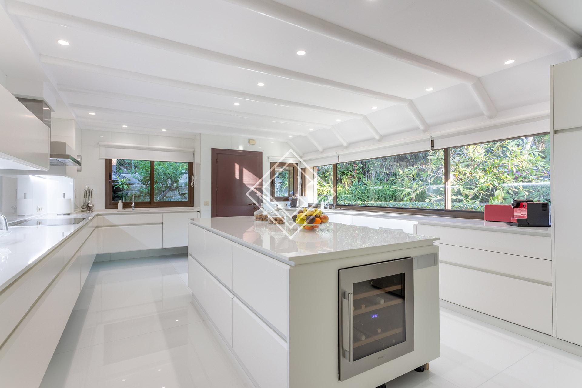 Villa de lujo en primera línea de golf en Río Real – Marbella