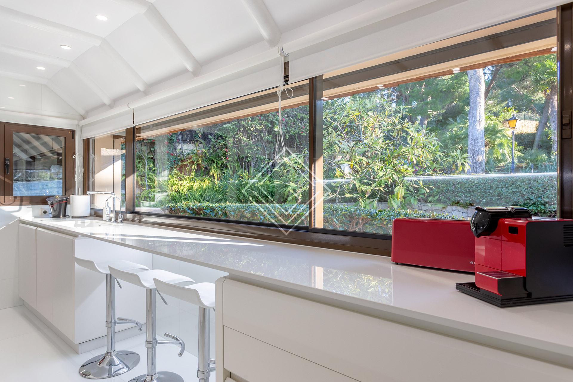 Villa de lujo en primera línea de golf en Río Real – Marbella