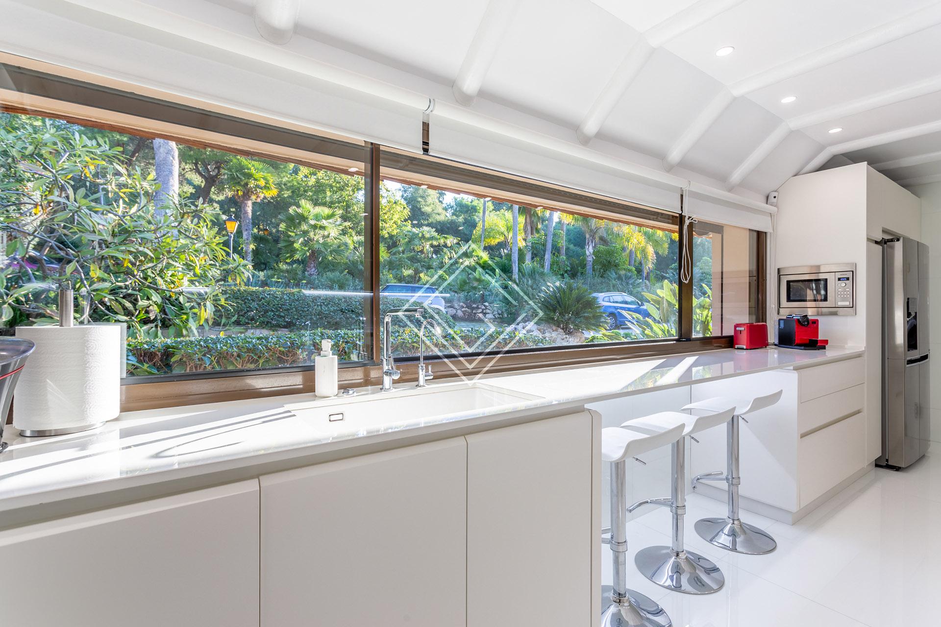 Villa de lujo en primera línea de golf en Río Real – Marbella