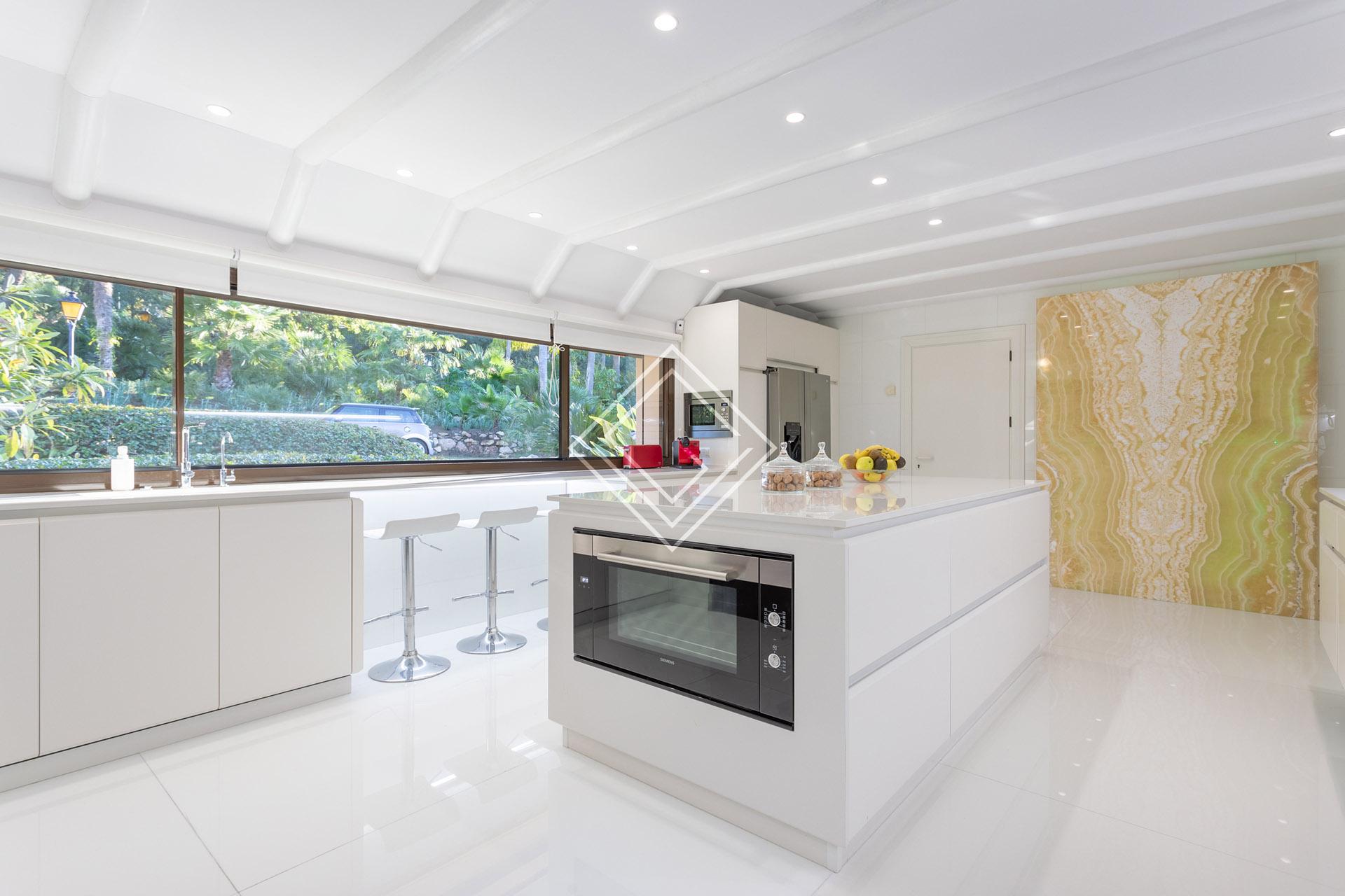 Villa de lujo en primera línea de golf en Río Real – Marbella