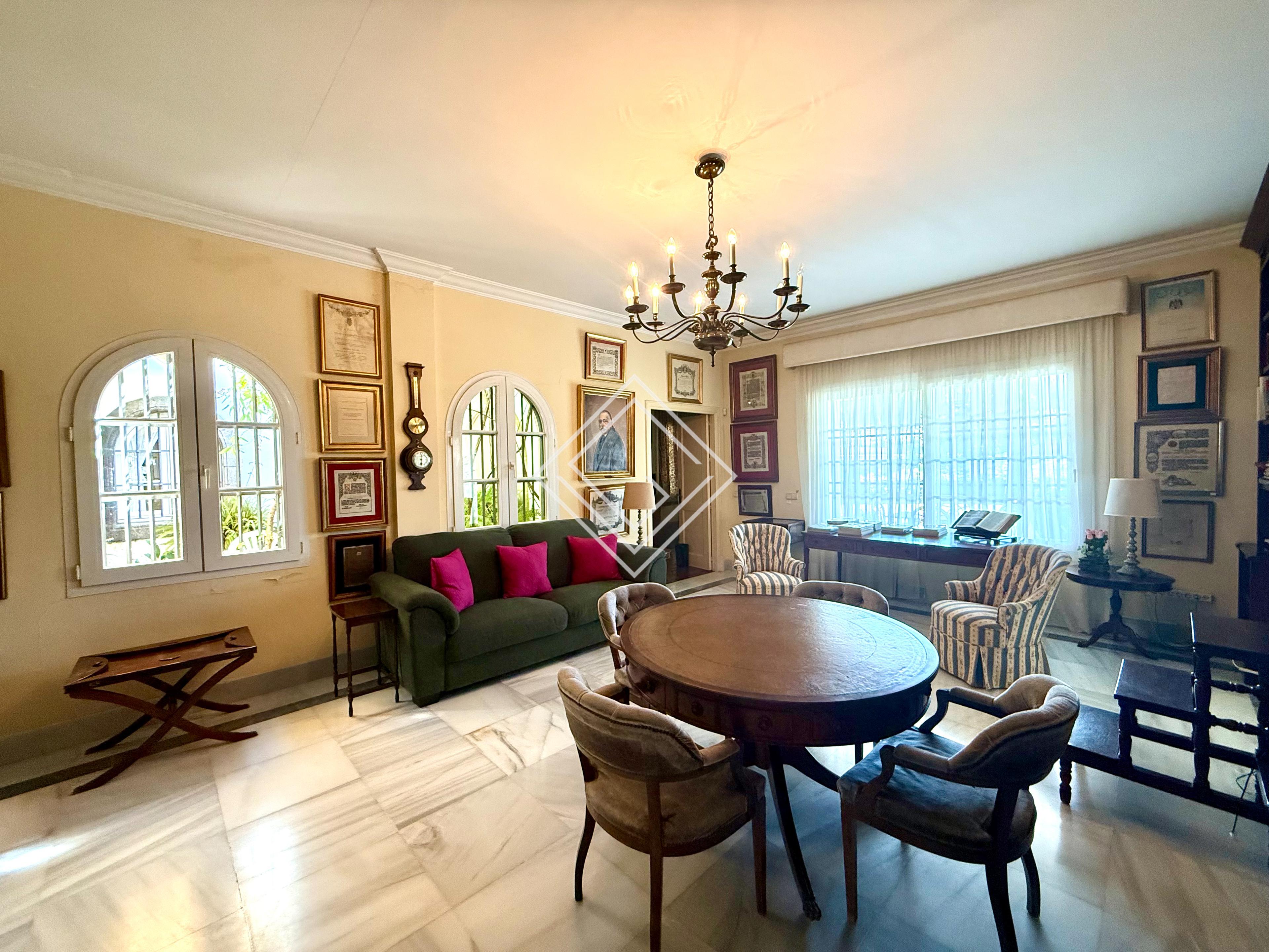 Casa de estilo clásico en parcela de más de 3000 metros en Vistahermosa