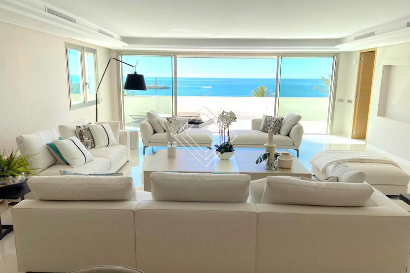 ﻿Apartamento de lujo reformado con vistas al mar en urbanización exclusiva en primera línea