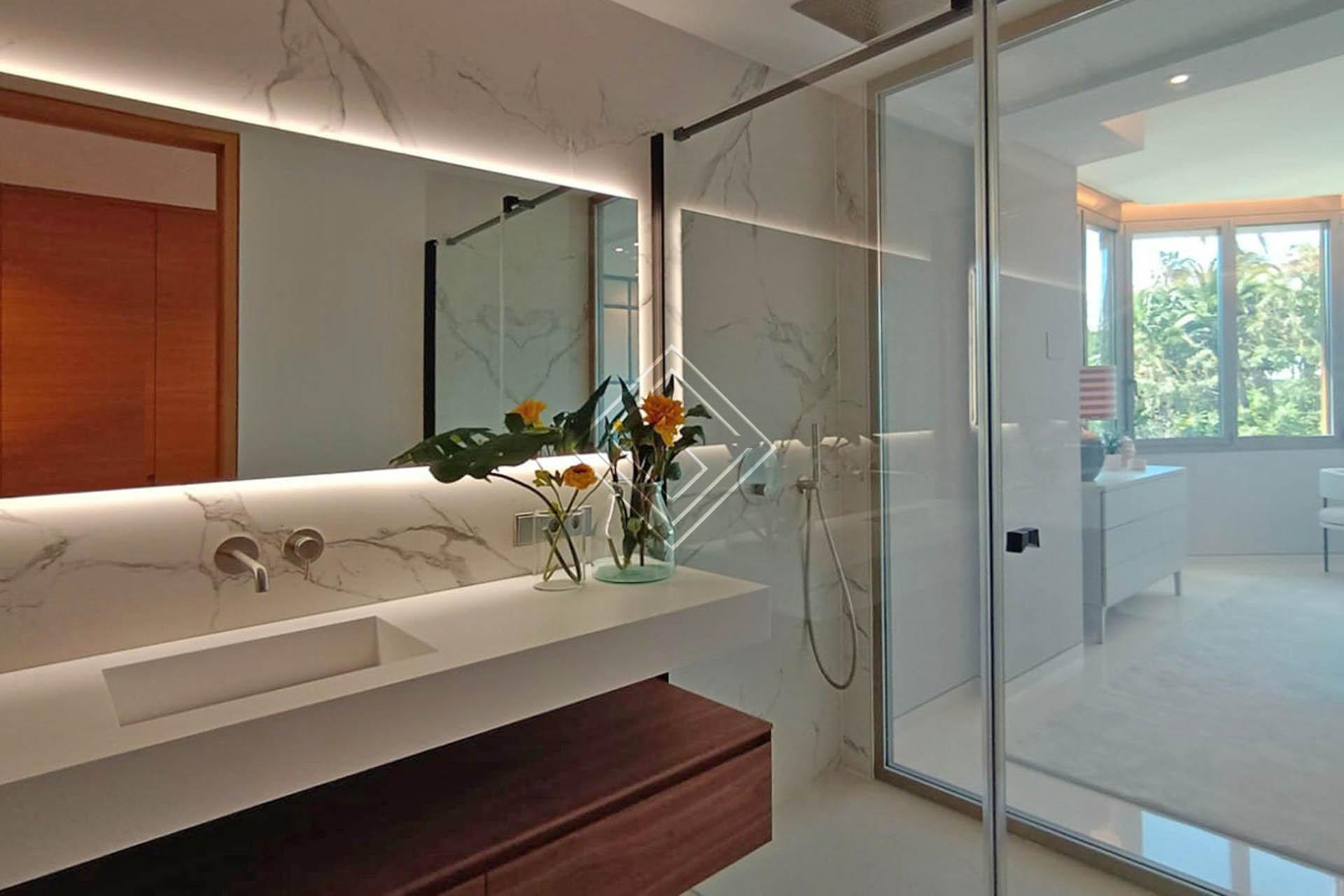 ﻿Apartamento de lujo reformado con vistas al mar en urbanización exclusiva en primera línea