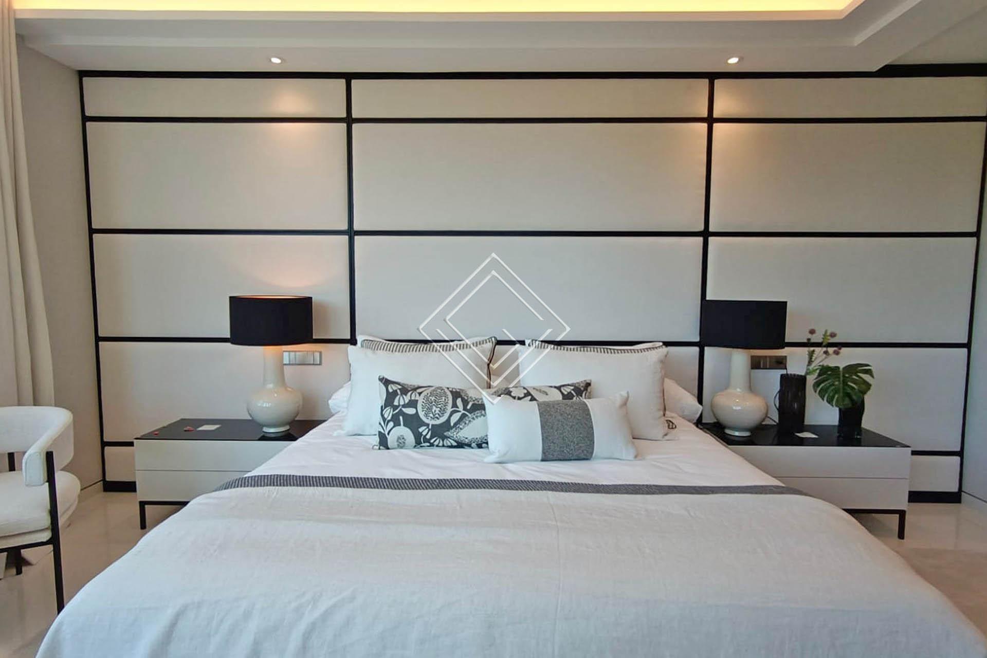 ﻿Apartamento de lujo reformado con vistas al mar en urbanización exclusiva en primera línea