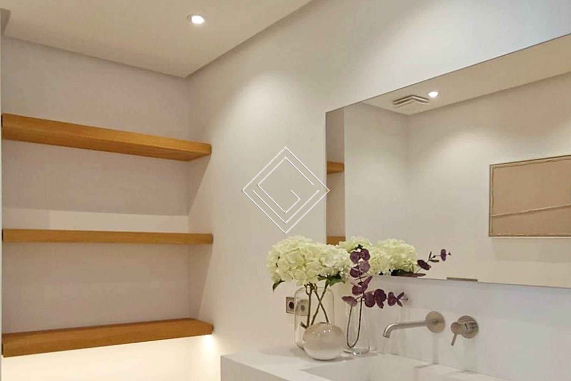 ﻿Apartamento de lujo reformado con vistas al mar en urbanización exclusiva en primera línea