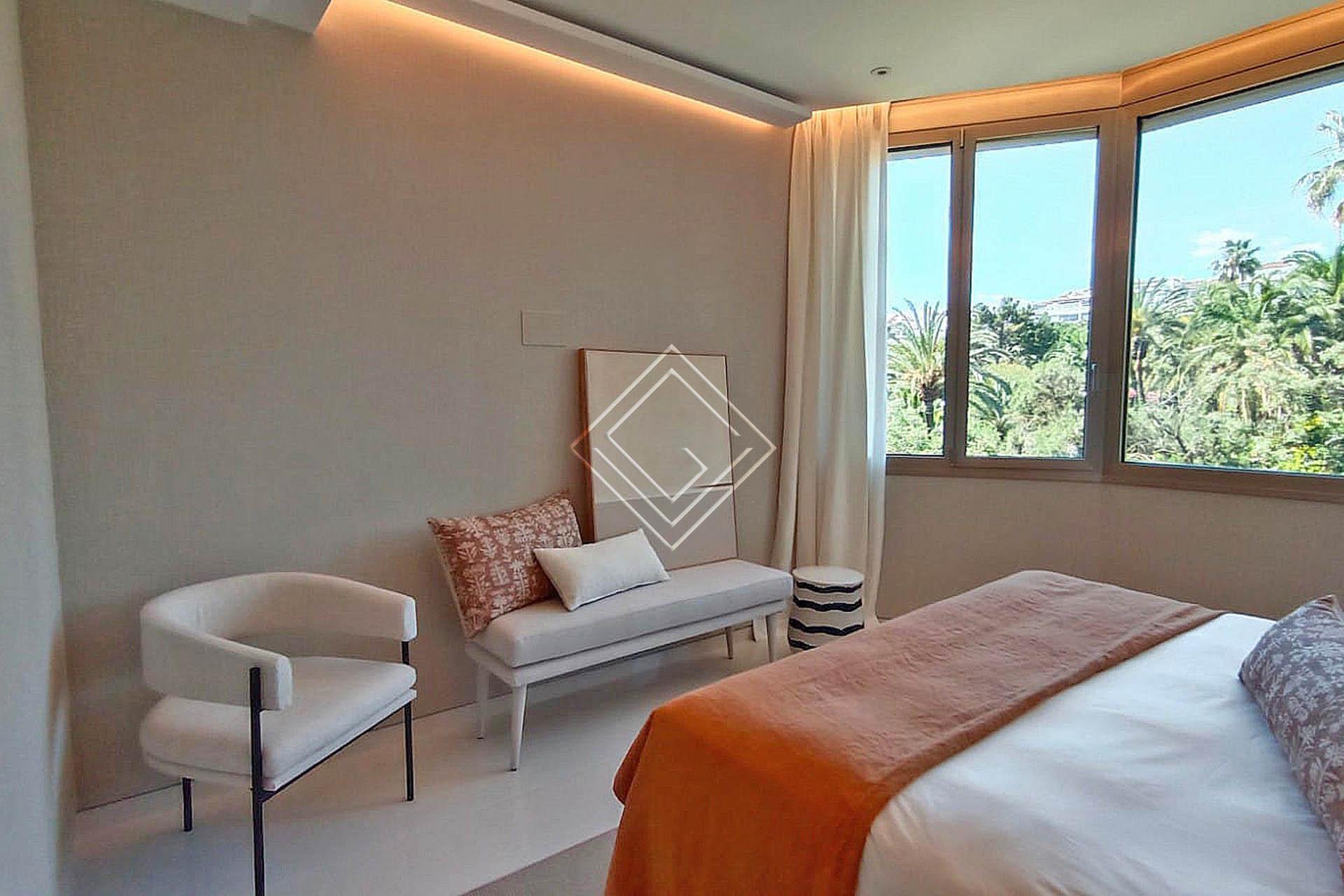 ﻿Apartamento de lujo reformado con vistas al mar en urbanización exclusiva en primera línea