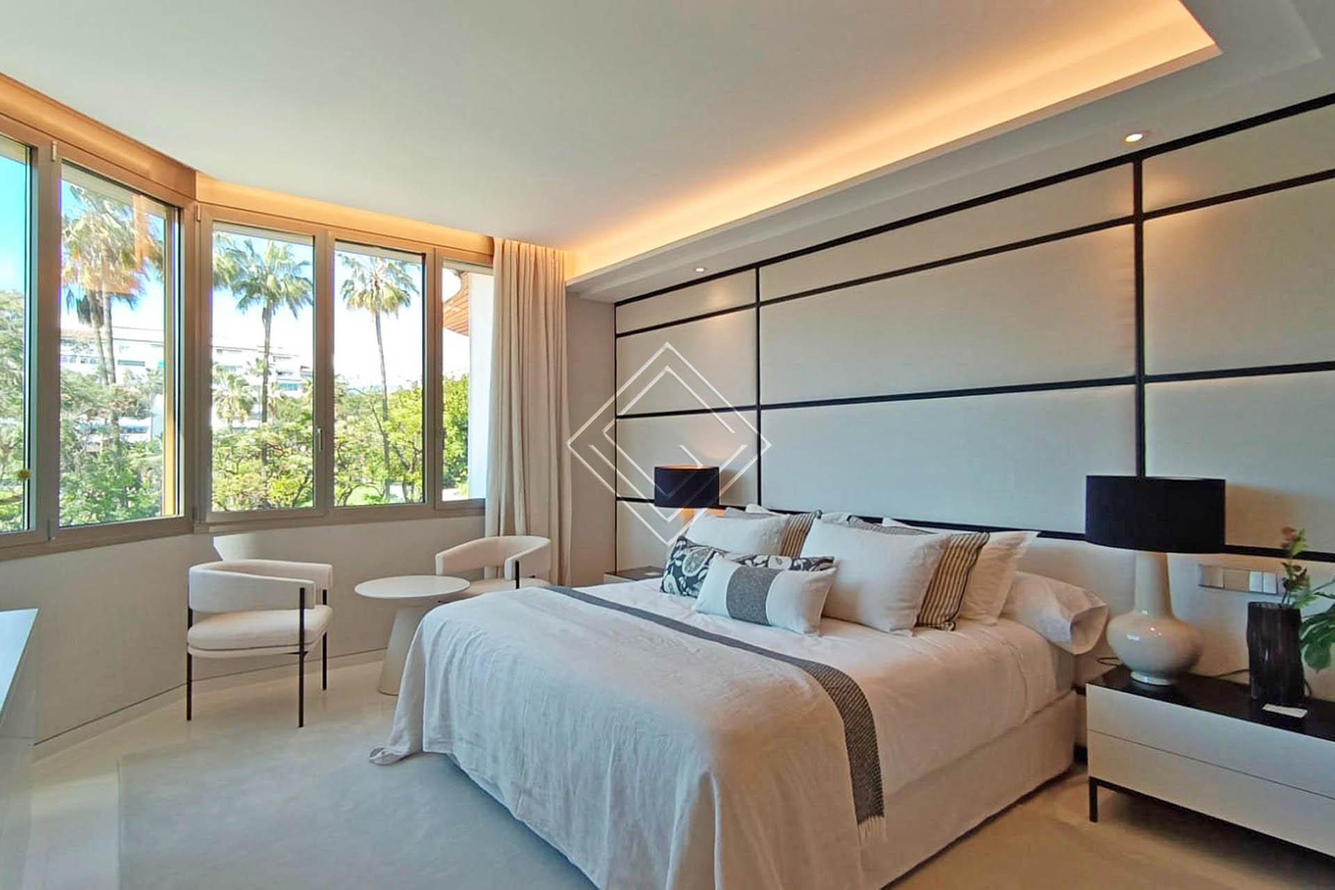 ﻿Apartamento de lujo reformado con vistas al mar en urbanización exclusiva en primera línea