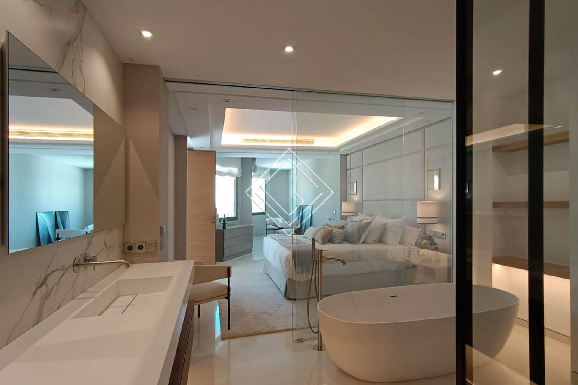 ﻿Apartamento de lujo reformado con vistas al mar en urbanización exclusiva en primera línea