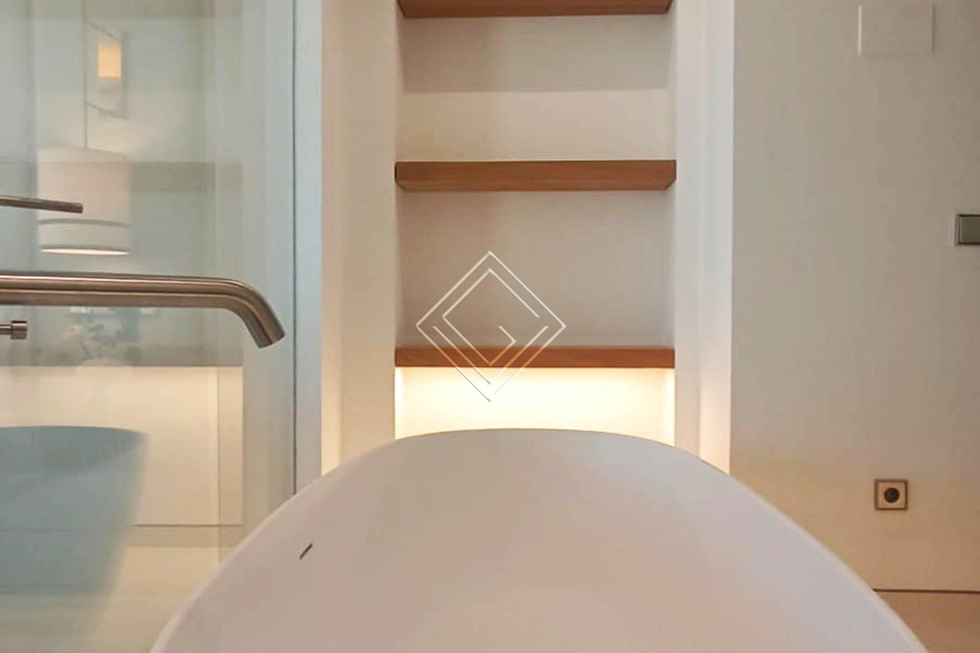 ﻿Apartamento de lujo reformado con vistas al mar en urbanización exclusiva en primera línea