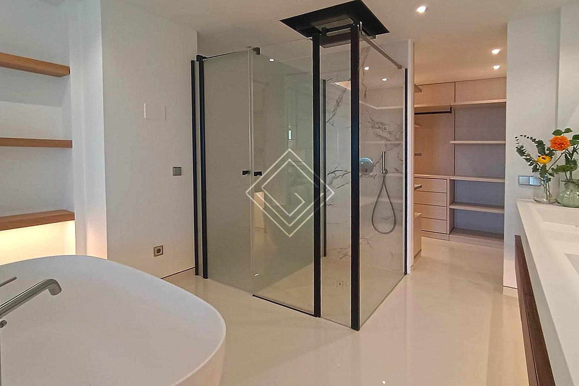 ﻿Apartamento de lujo reformado con vistas al mar en urbanización exclusiva en primera línea