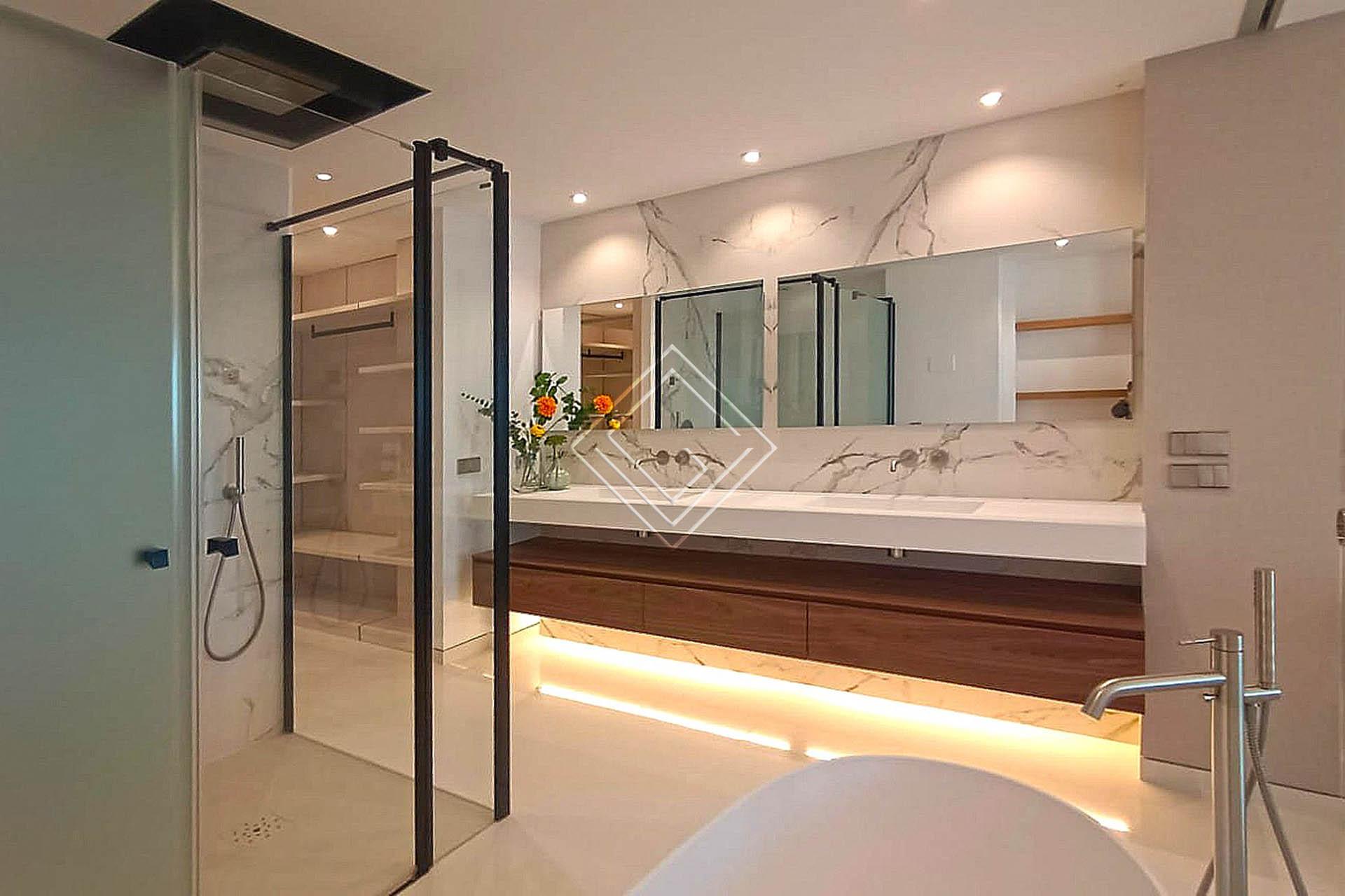 ﻿Apartamento de lujo reformado con vistas al mar en urbanización exclusiva en primera línea