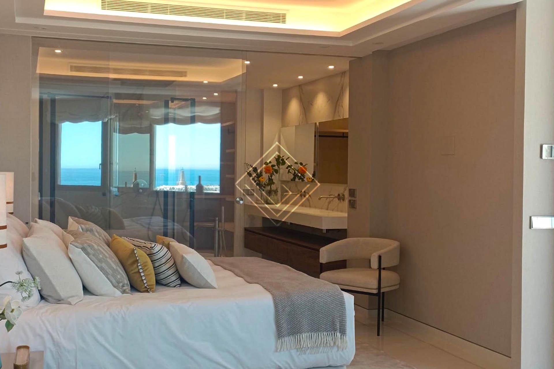 ﻿Apartamento de lujo reformado con vistas al mar en urbanización exclusiva en primera línea