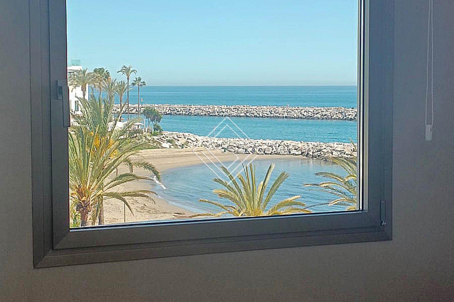 ﻿Apartamento de lujo reformado con vistas al mar en urbanización exclusiva en primera línea