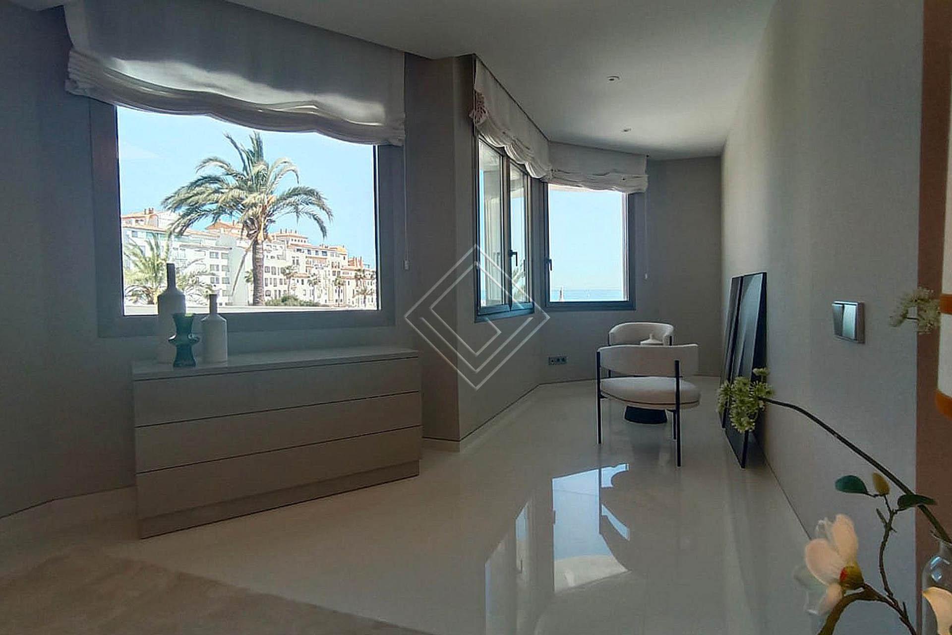 ﻿Apartamento de lujo reformado con vistas al mar en urbanización exclusiva en primera línea