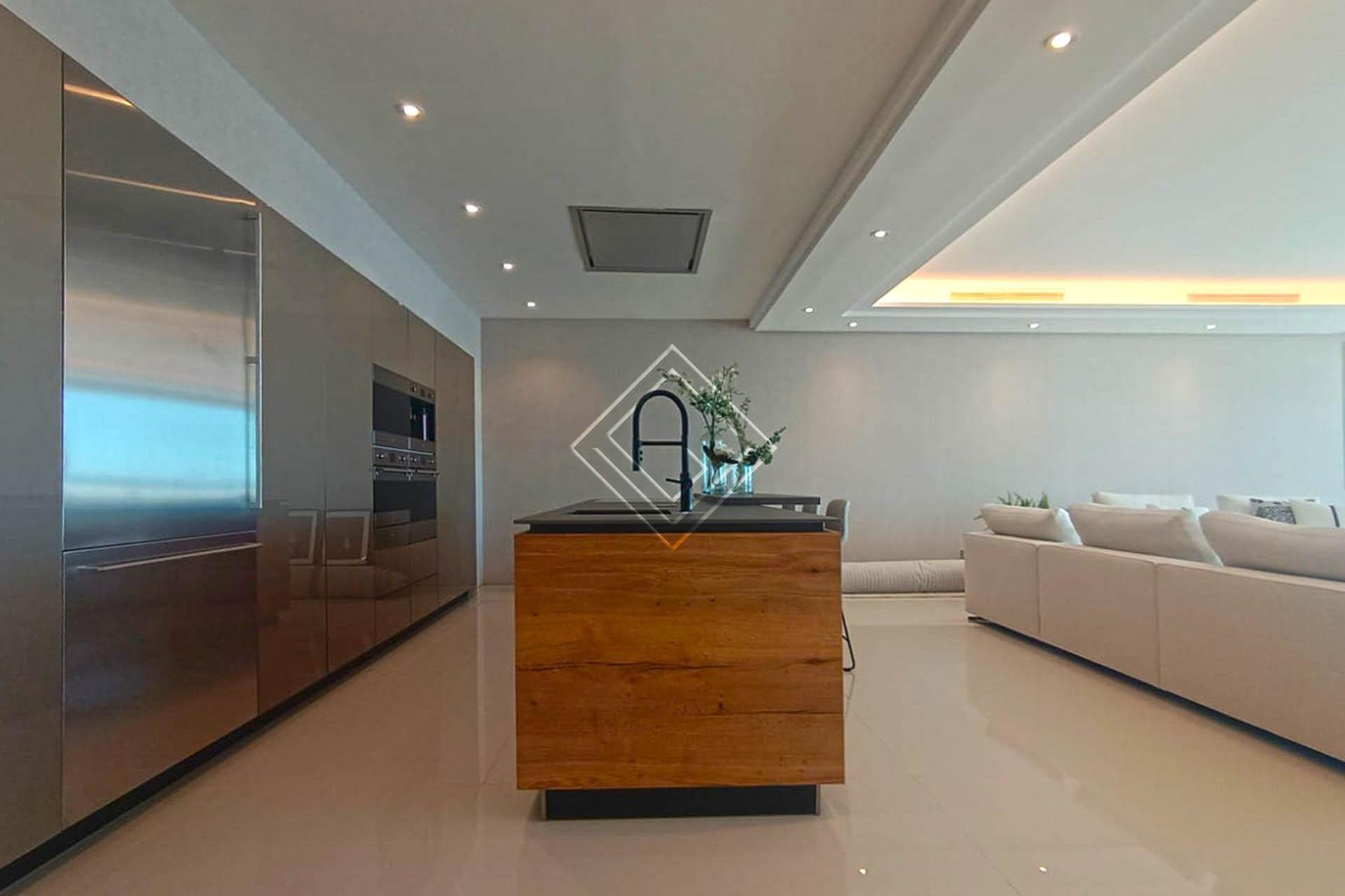 ﻿Apartamento de lujo reformado con vistas al mar en urbanización exclusiva en primera línea