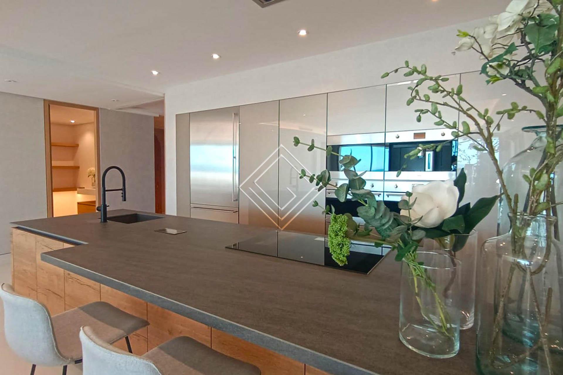 ﻿Apartamento de lujo reformado con vistas al mar en urbanización exclusiva en primera línea