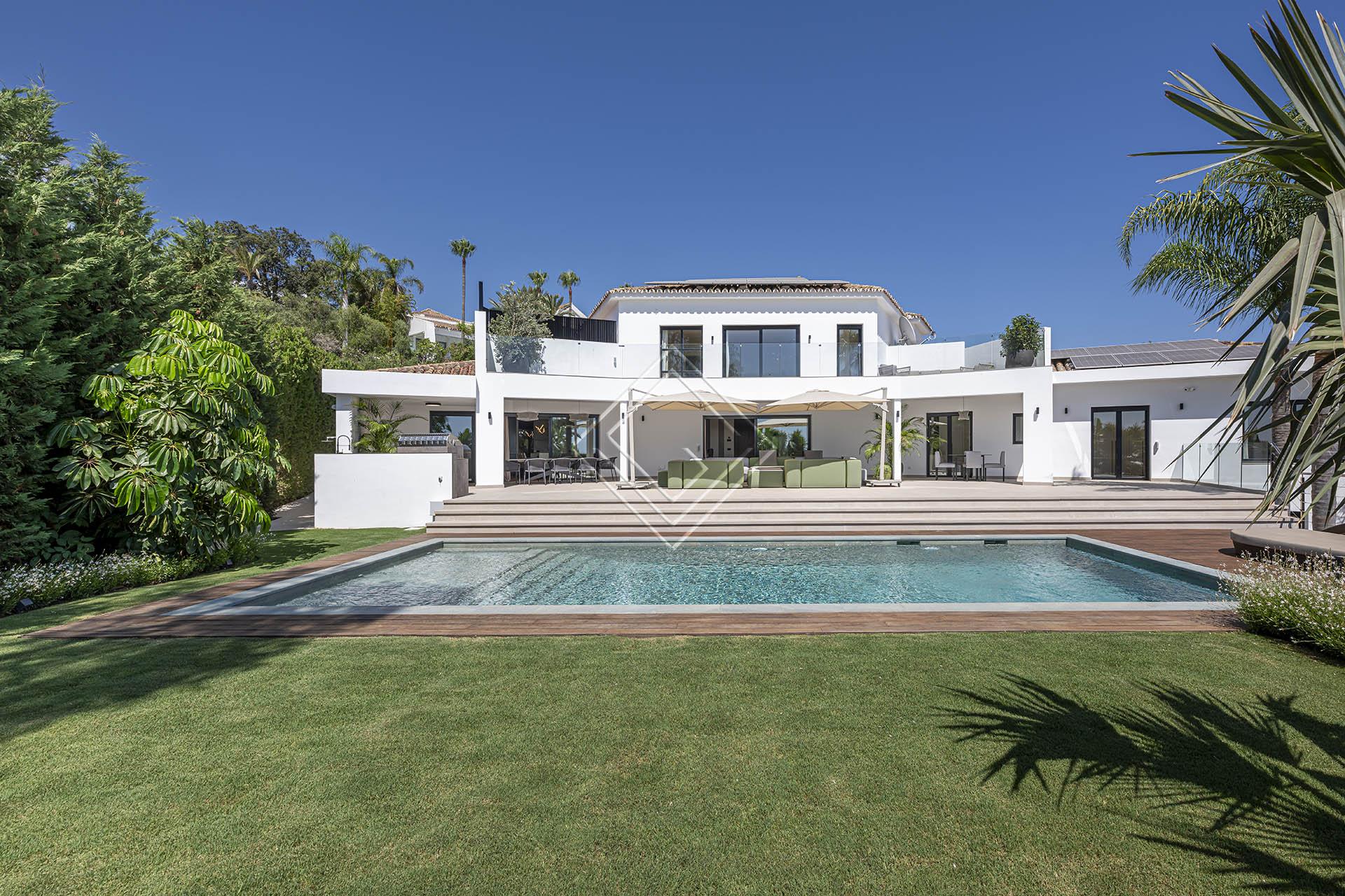 Villa reformada con vistas panorámicas al mar y una privacidad excepcional