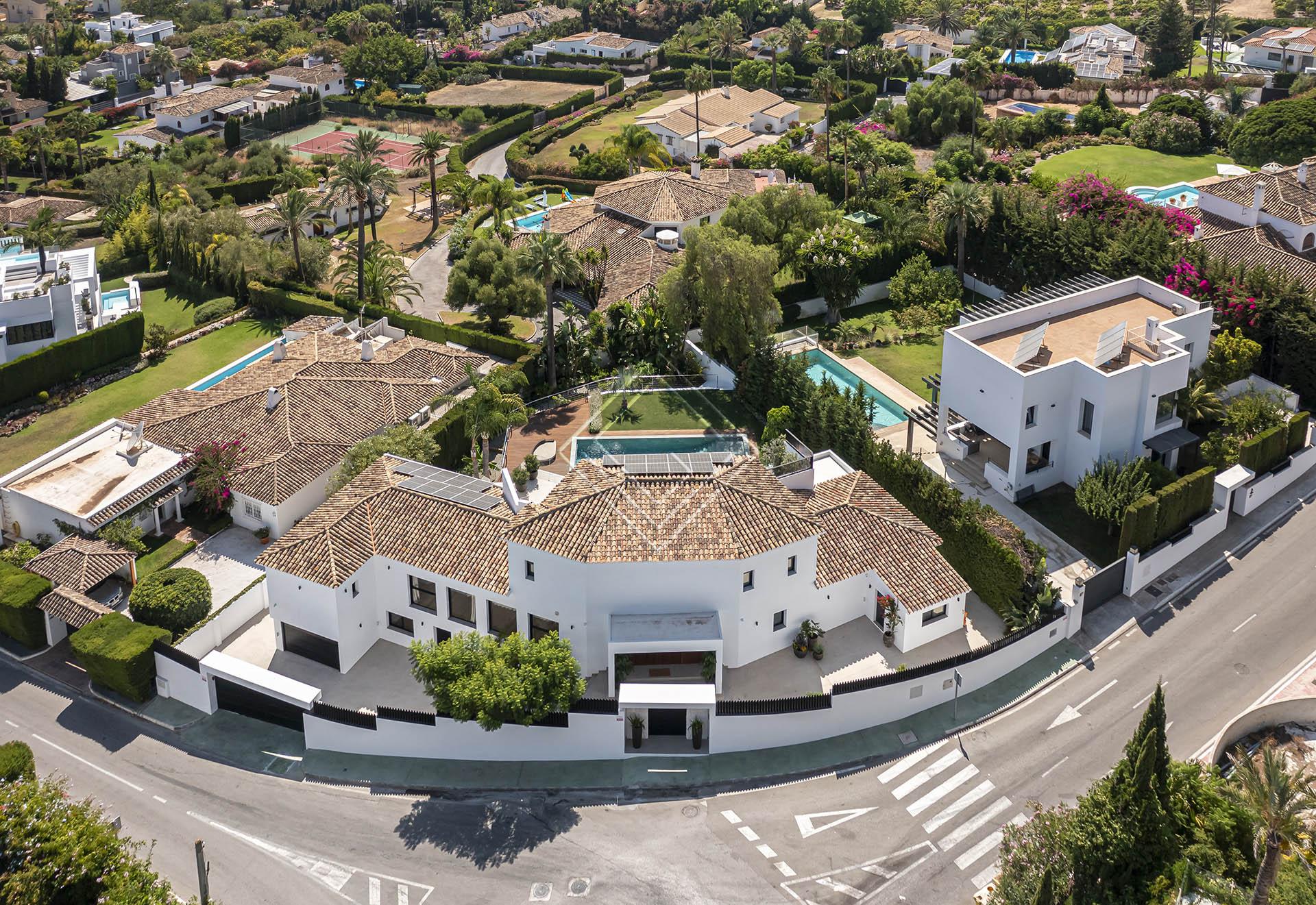 Villa reformada con vistas panorámicas al mar y una privacidad excepcional