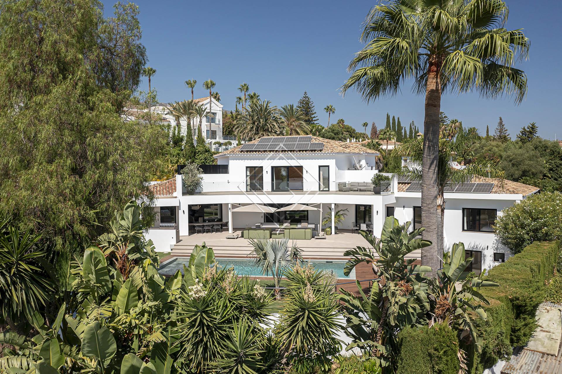 Villa reformada con vistas panorámicas al mar y una privacidad excepcional