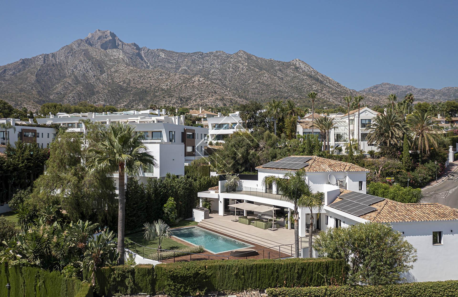Villa reformada con vistas panorámicas al mar y una privacidad excepcional