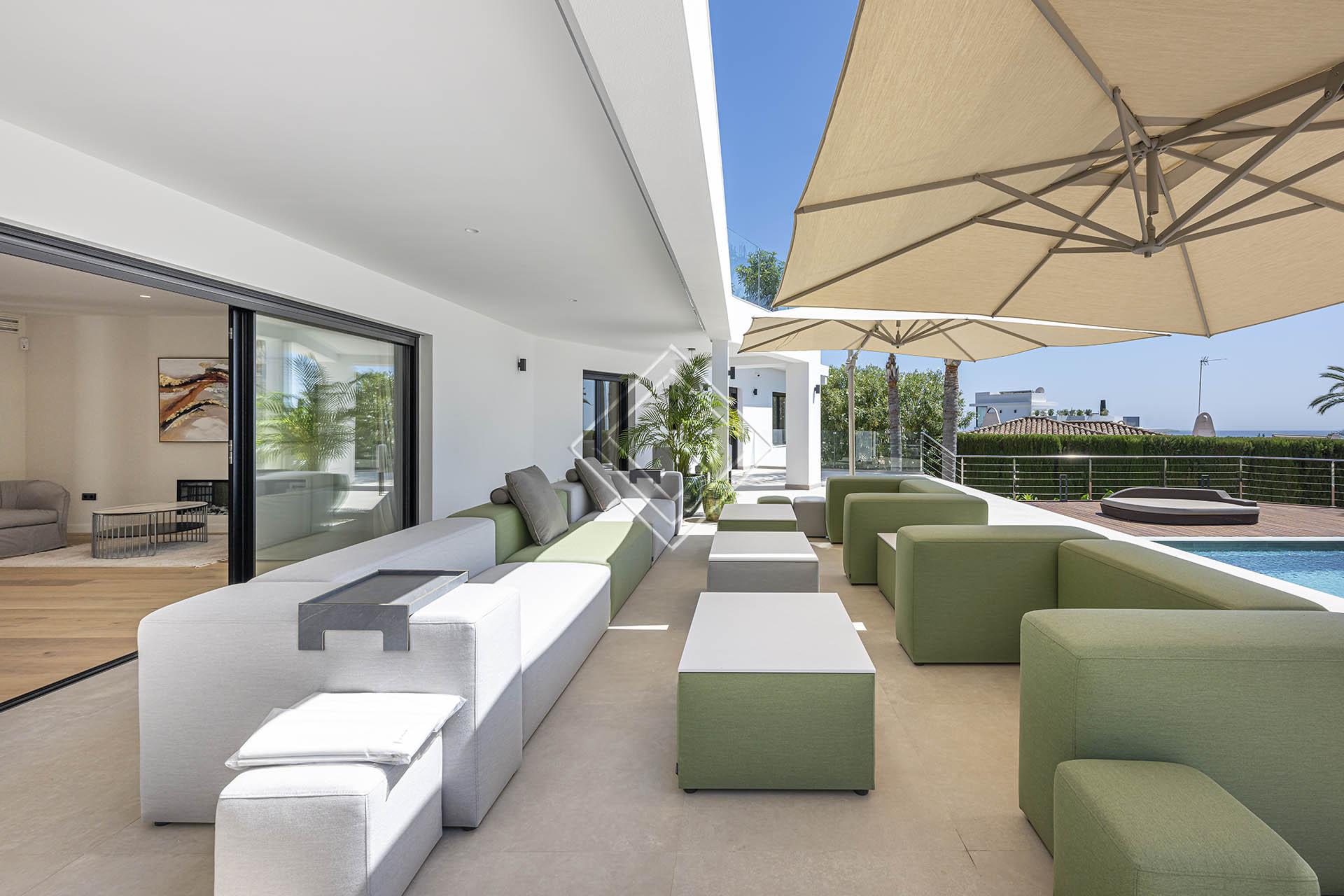 Villa reformada con vistas panorámicas al mar y una privacidad excepcional