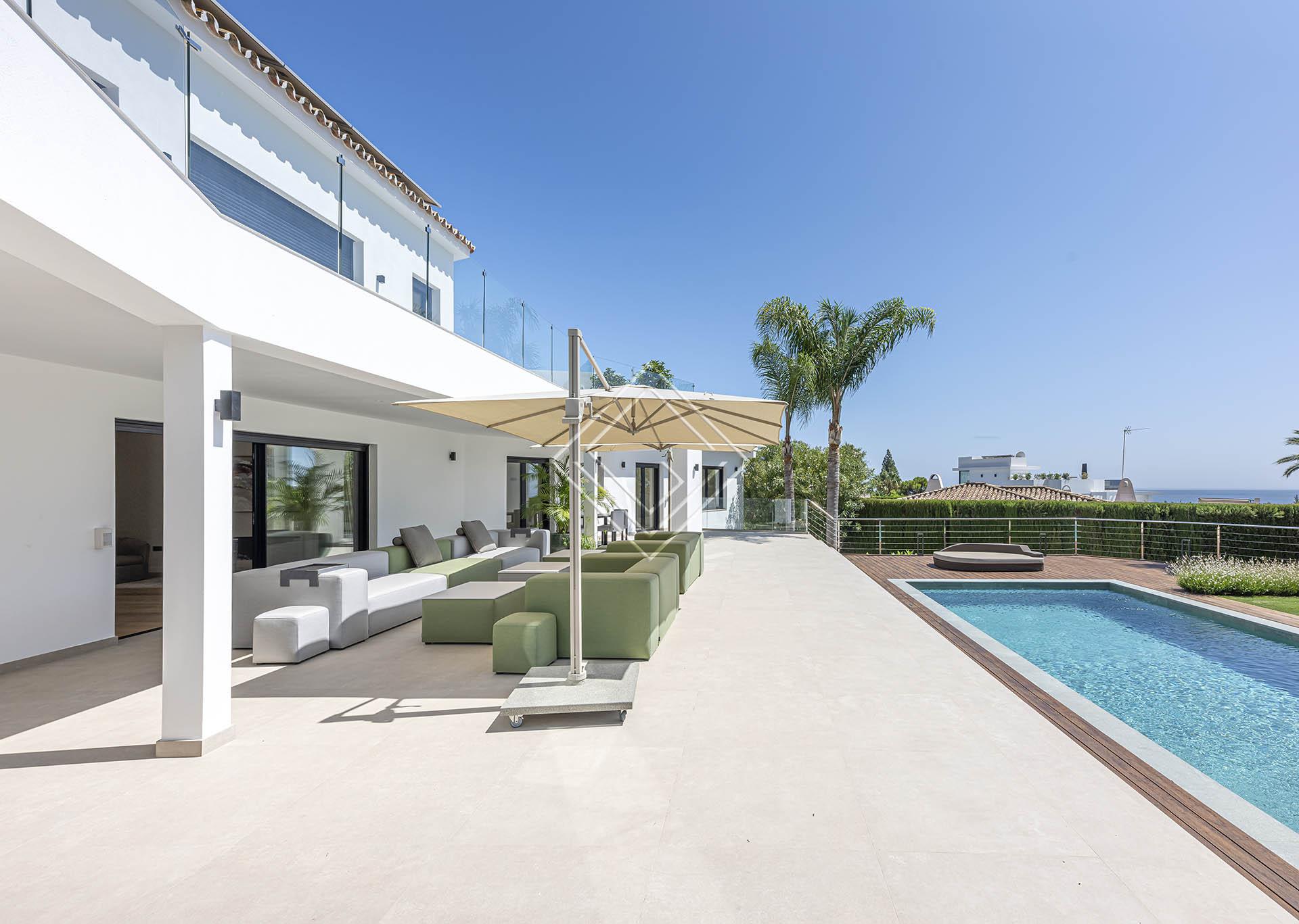 Villa reformada con vistas panorámicas al mar y una privacidad excepcional