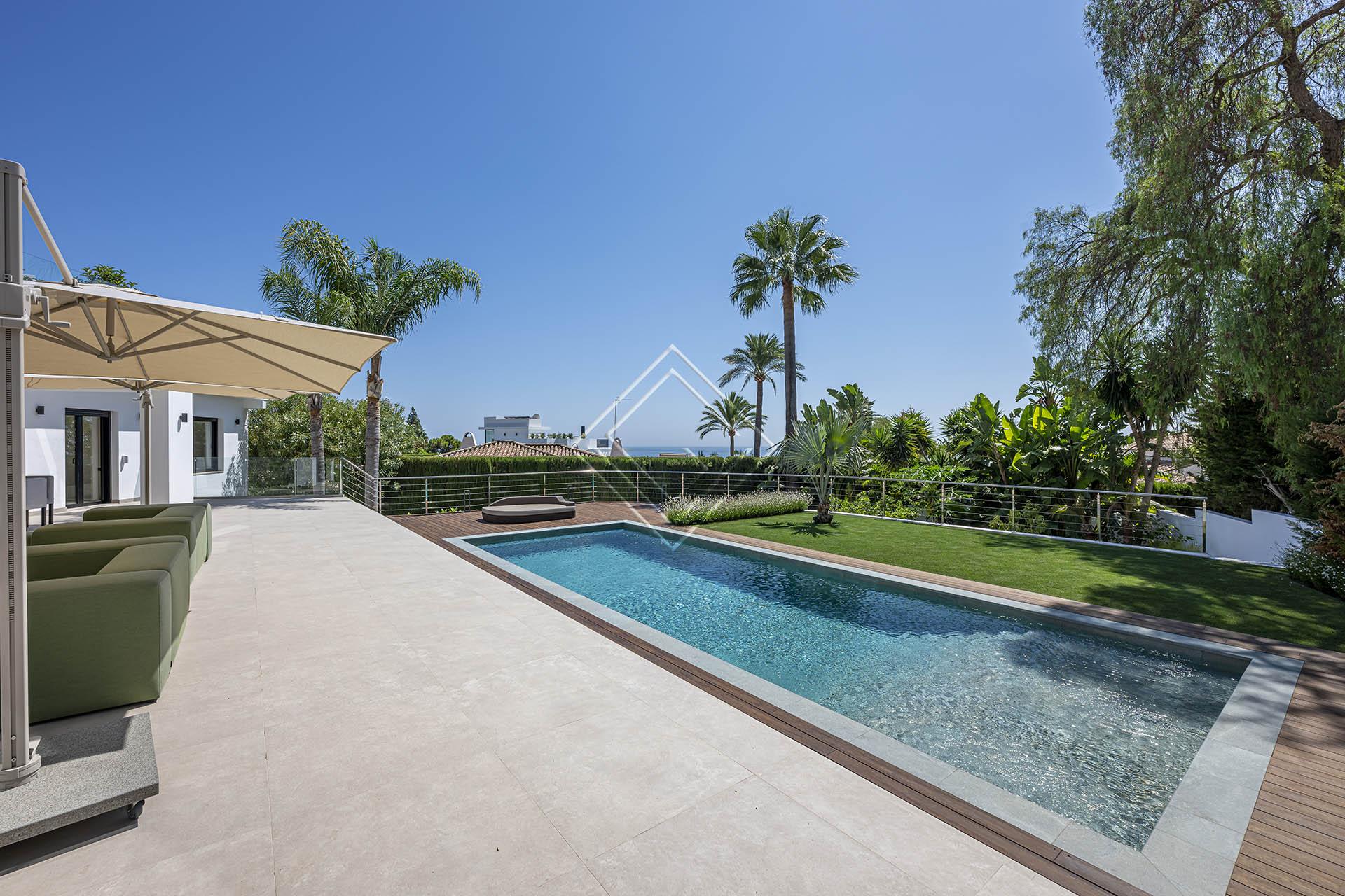 Villa reformada con vistas panorámicas al mar y una privacidad excepcional