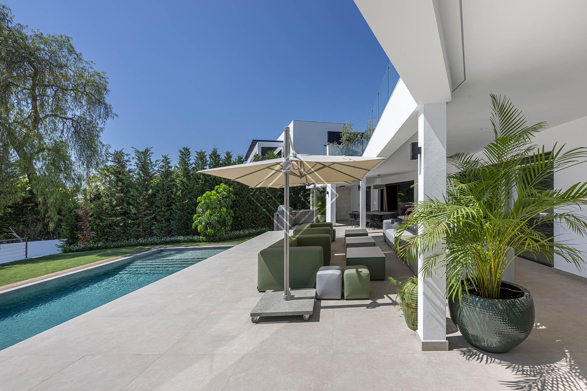 Villa reformada con vistas panorámicas al mar y una privacidad excepcional