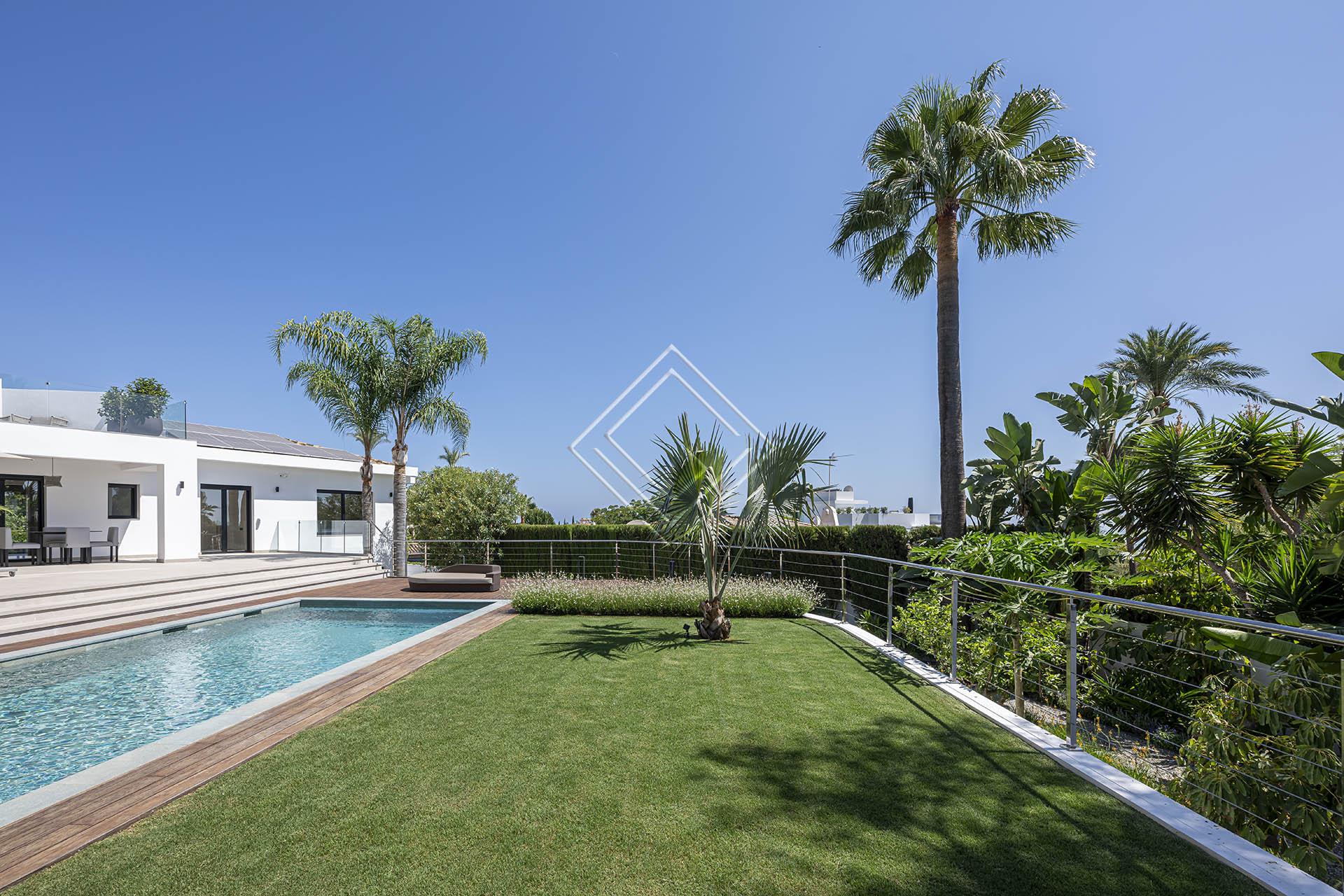 Villa reformada con vistas panorámicas al mar y una privacidad excepcional