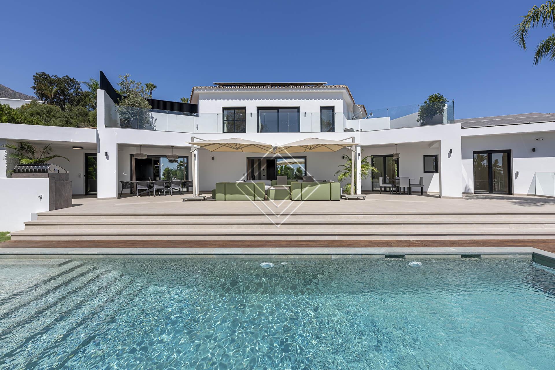 Villa reformada con vistas panorámicas al mar y una privacidad excepcional