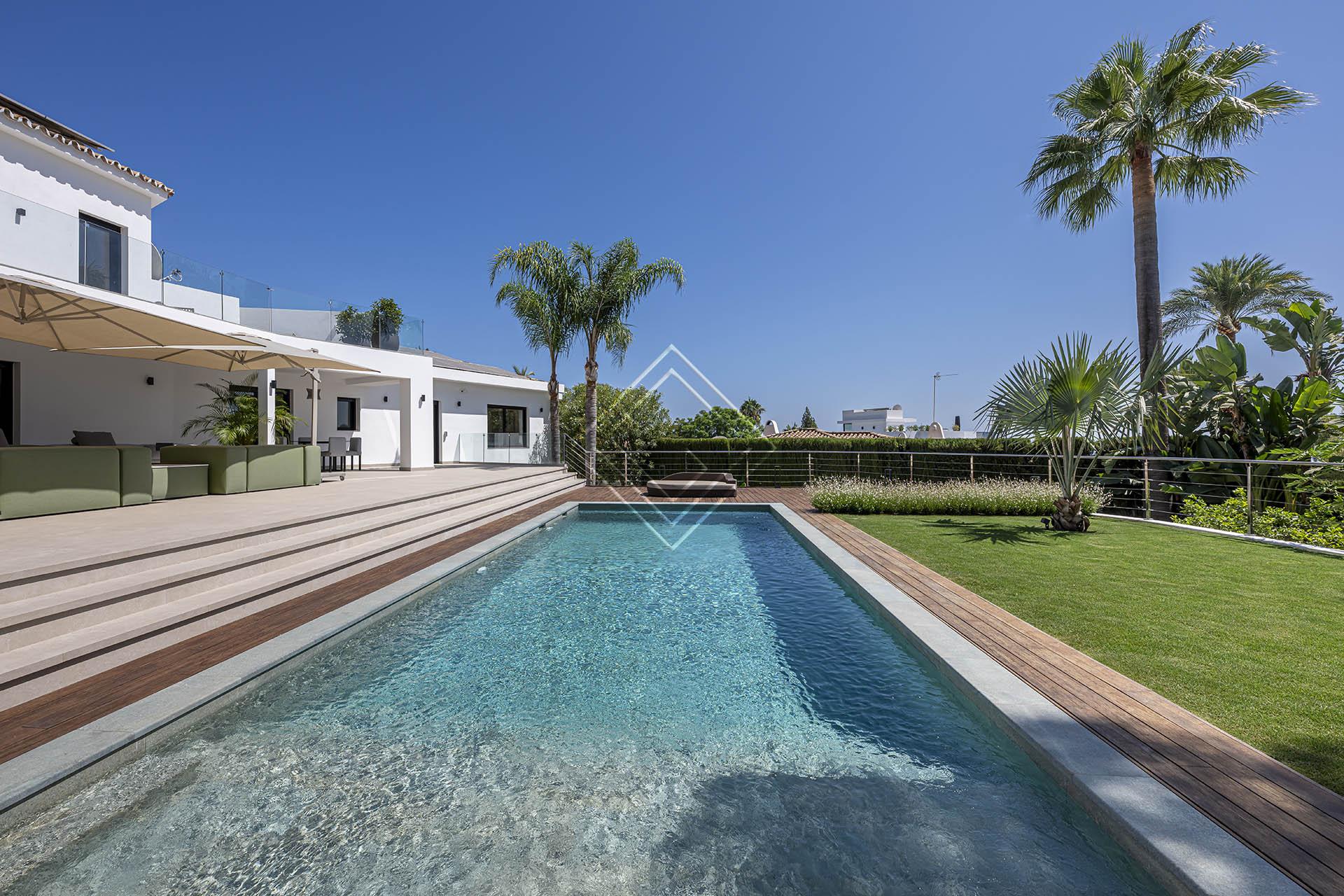 Villa reformada con vistas panorámicas al mar y una privacidad excepcional