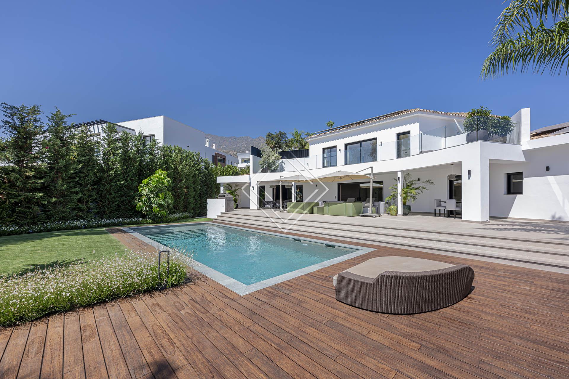 Villa reformada con vistas panorámicas al mar y una privacidad excepcional