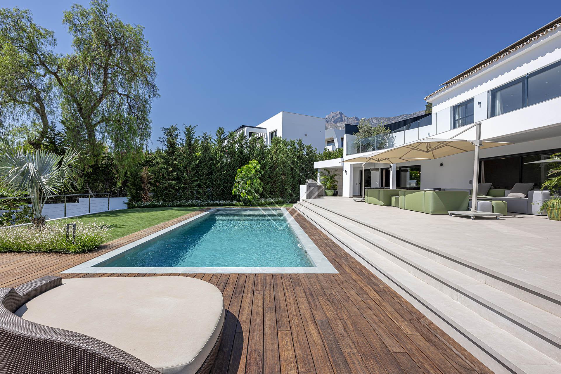 Villa reformada con vistas panorámicas al mar y una privacidad excepcional