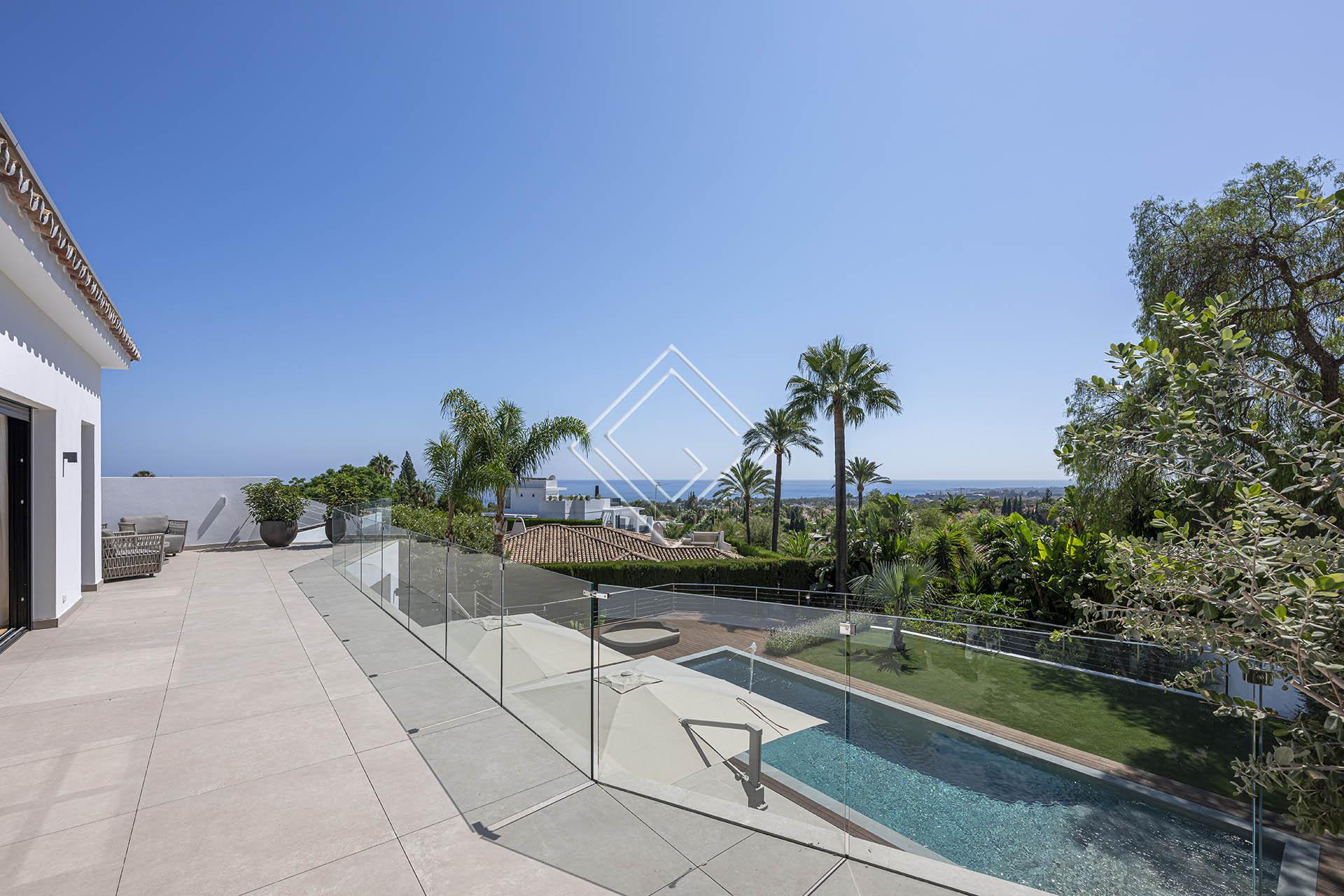 Villa reformada con vistas panorámicas al mar y una privacidad excepcional