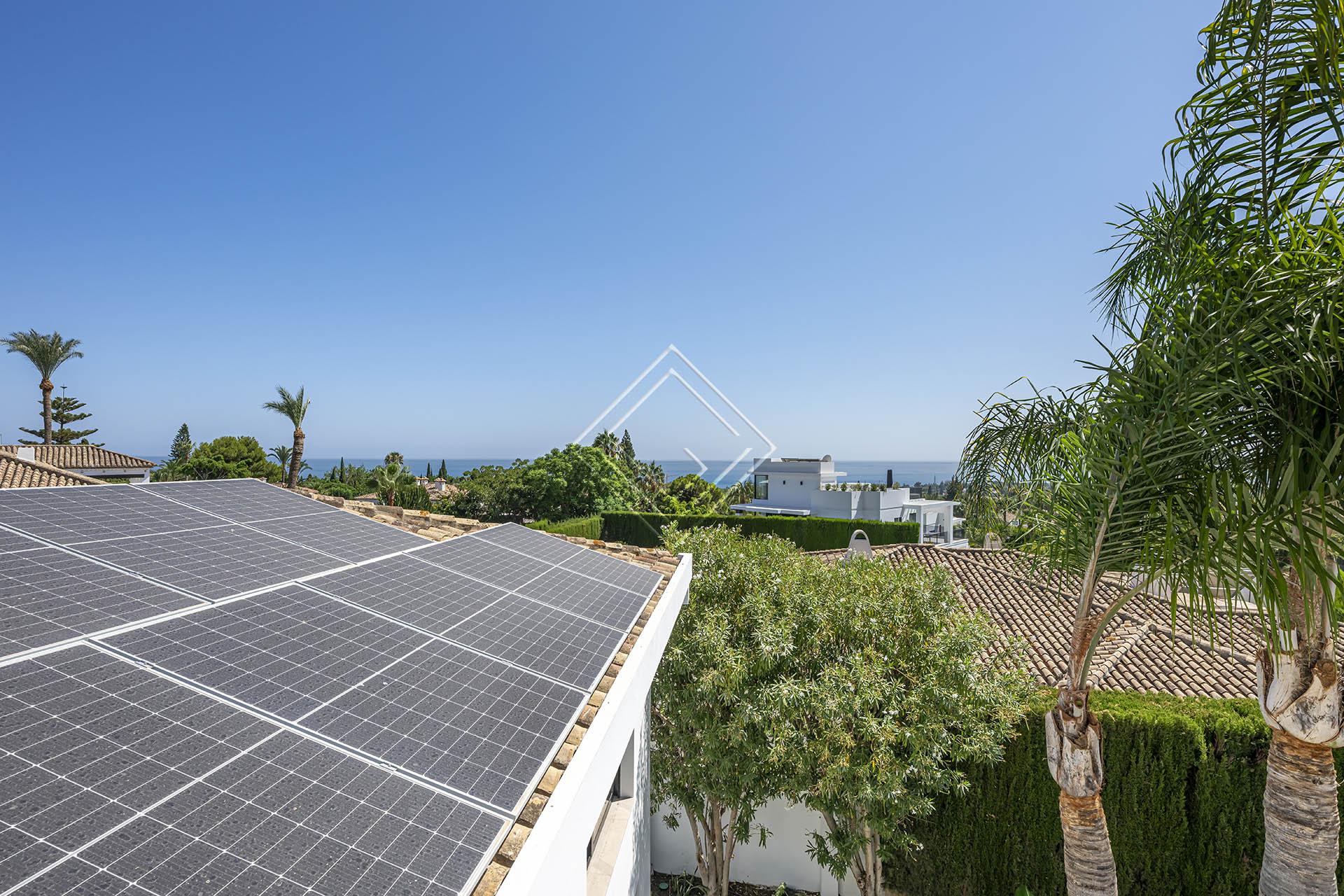 Villa reformada con vistas panorámicas al mar y una privacidad excepcional