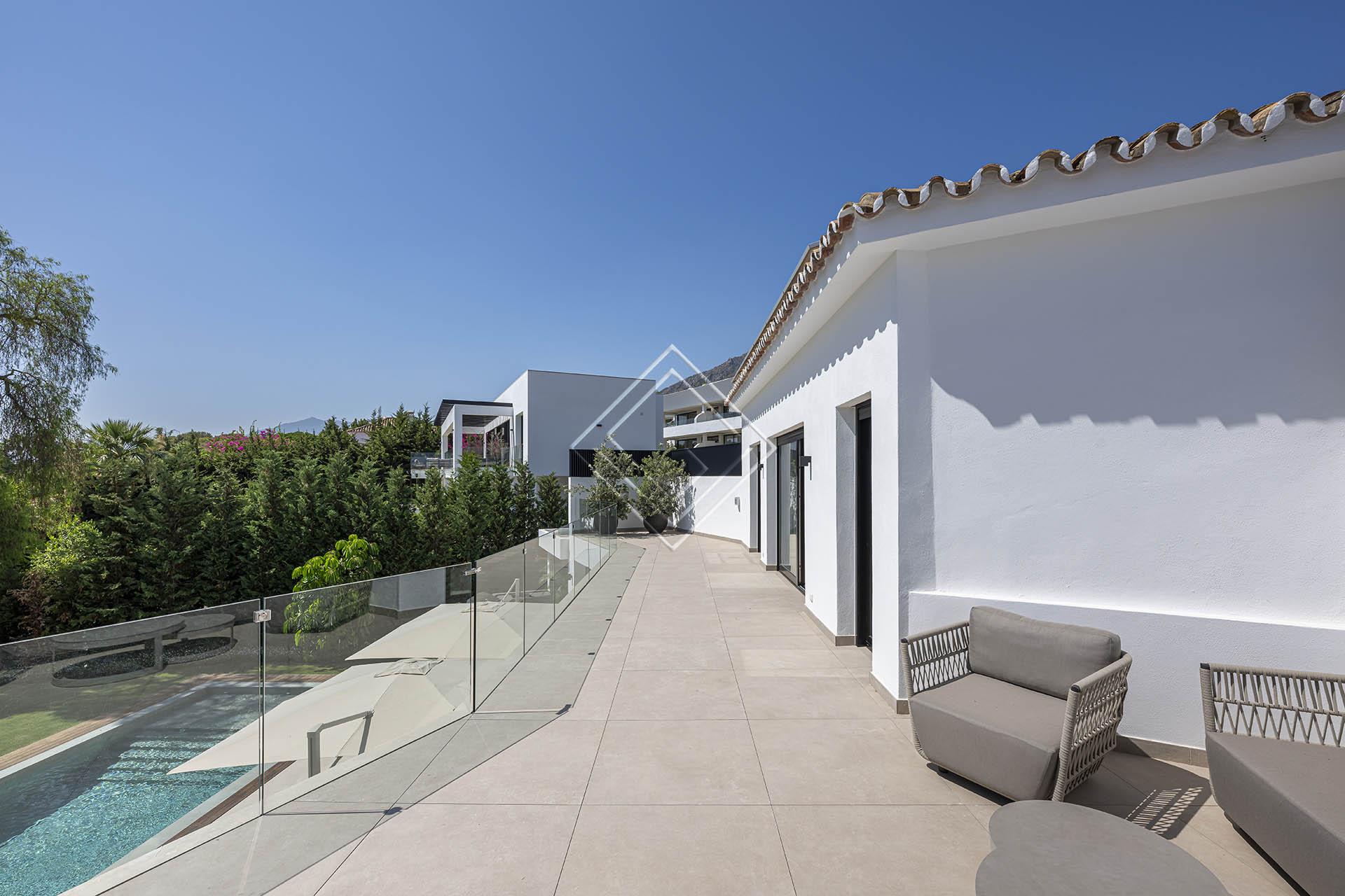 Villa reformada con vistas panorámicas al mar y una privacidad excepcional