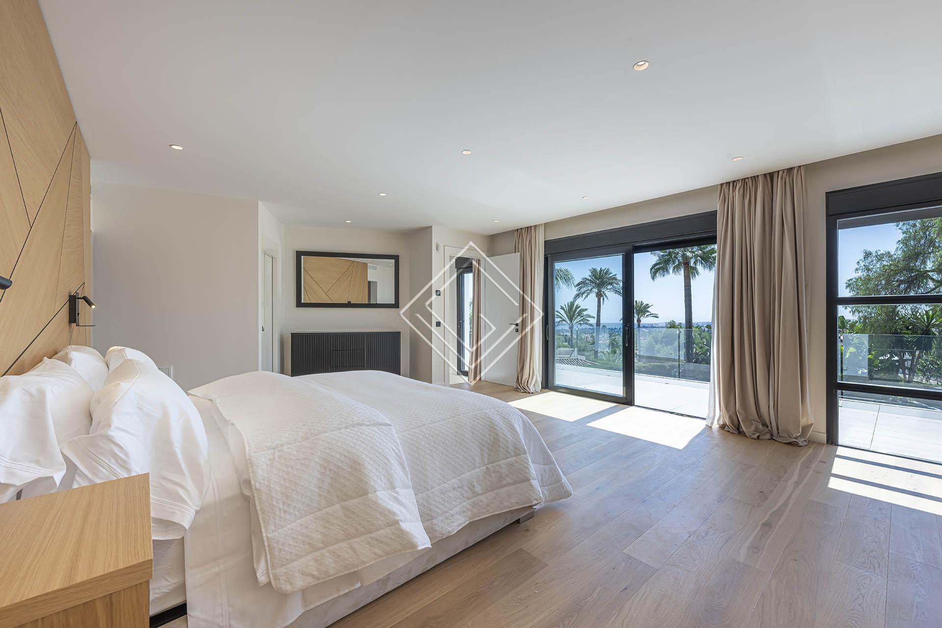 Villa reformada con vistas panorámicas al mar y una privacidad excepcional