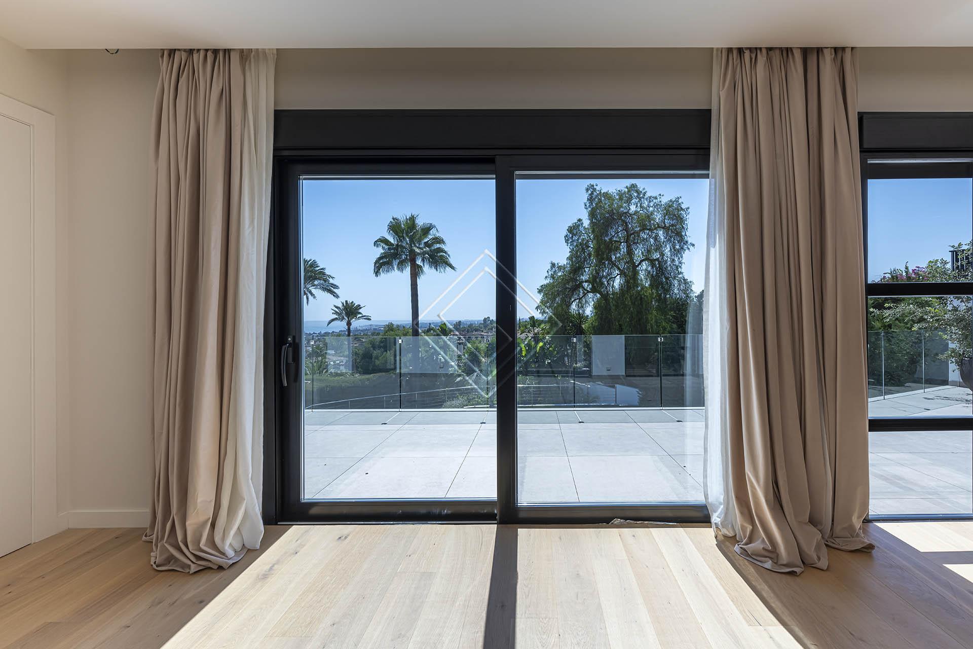 Villa reformada con vistas panorámicas al mar y una privacidad excepcional