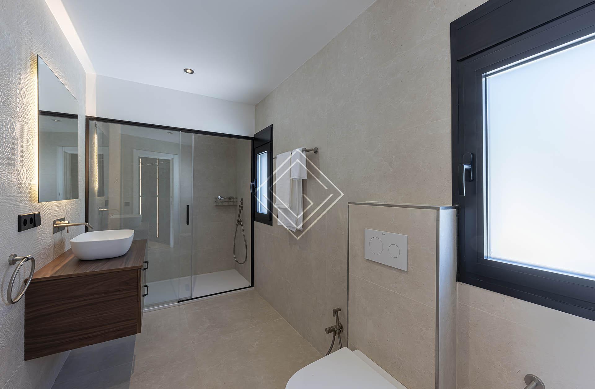 Villa reformada con vistas panorámicas al mar y una privacidad excepcional