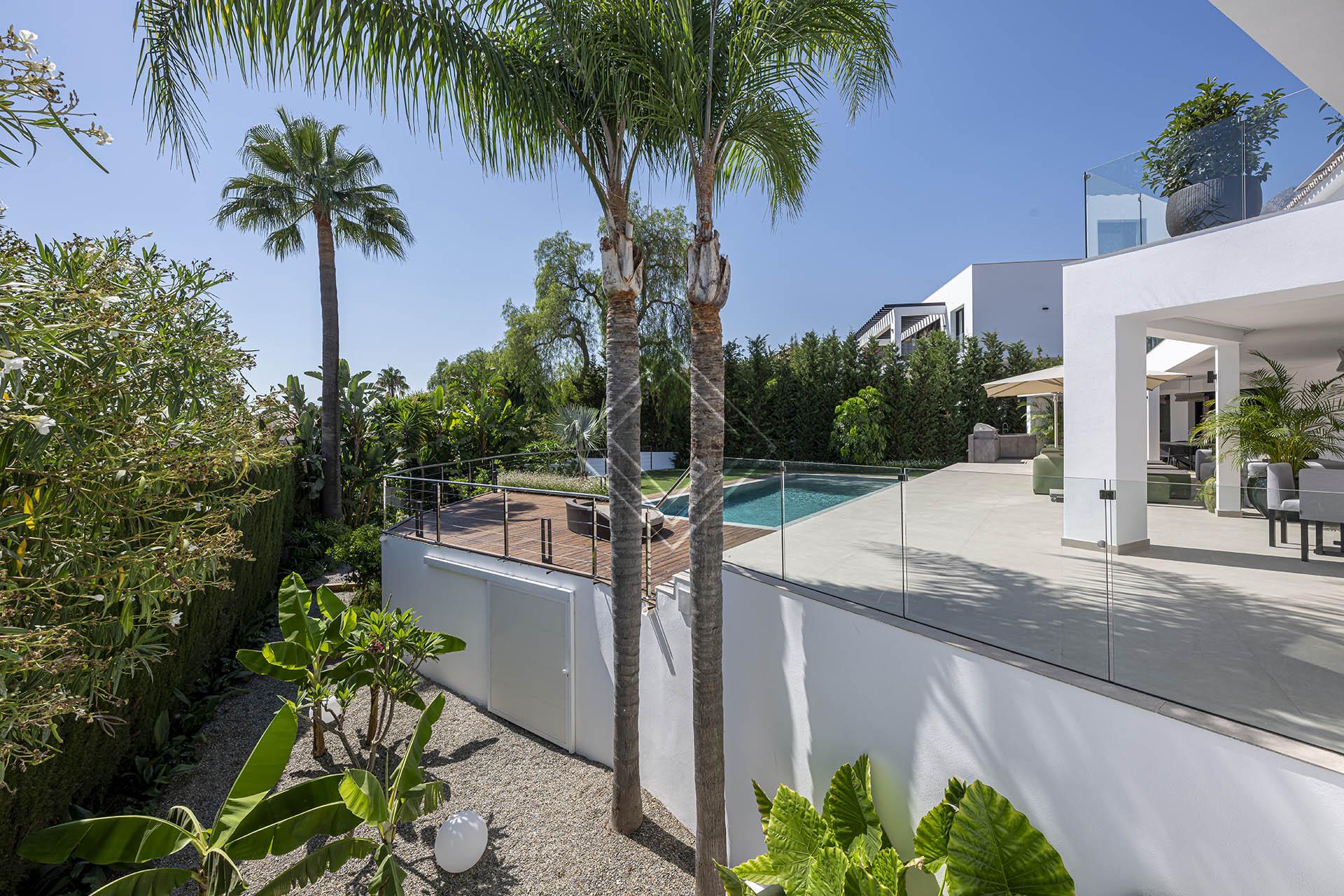 Villa reformada con vistas panorámicas al mar y una privacidad excepcional