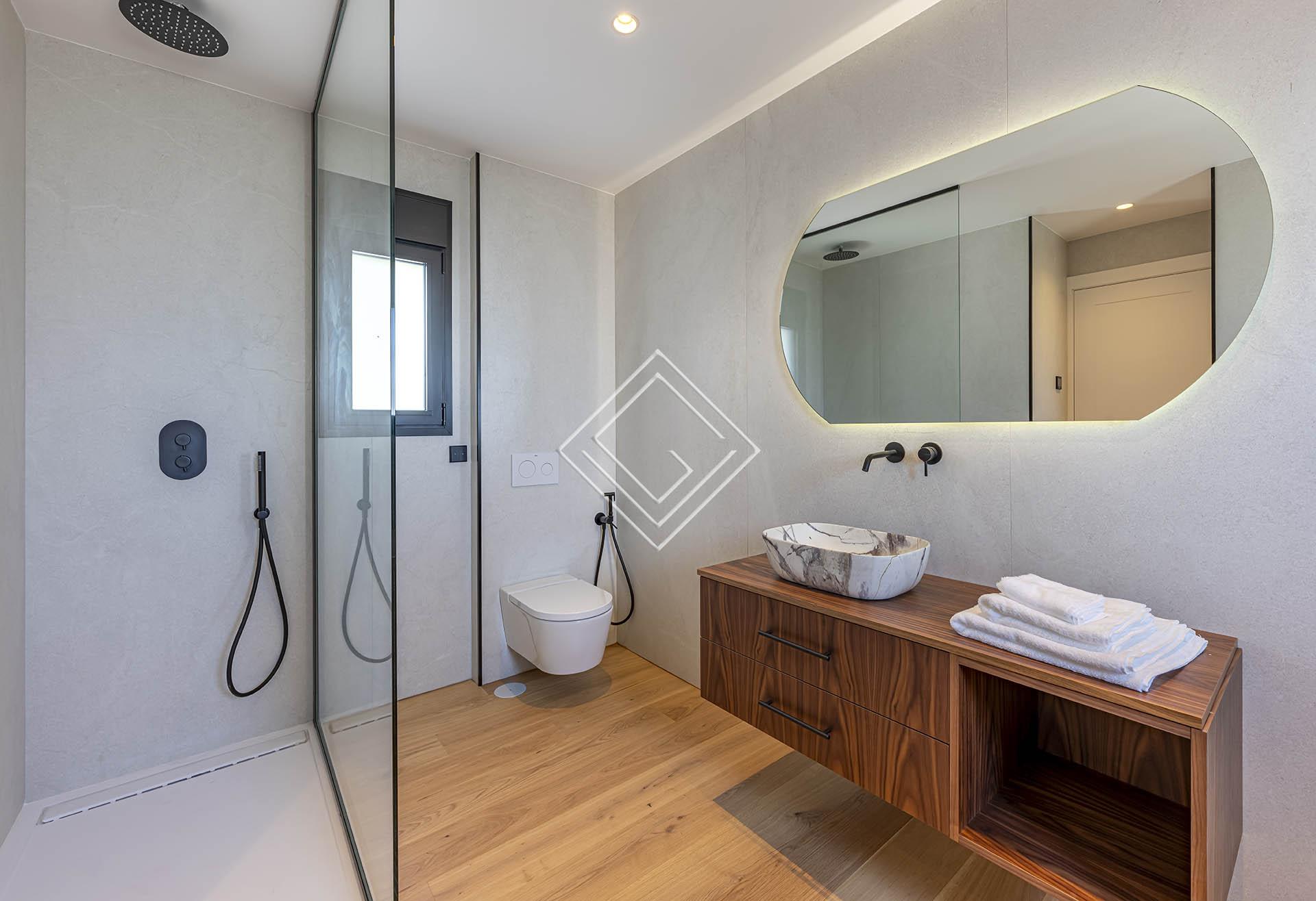 Villa reformada con vistas panorámicas al mar y una privacidad excepcional