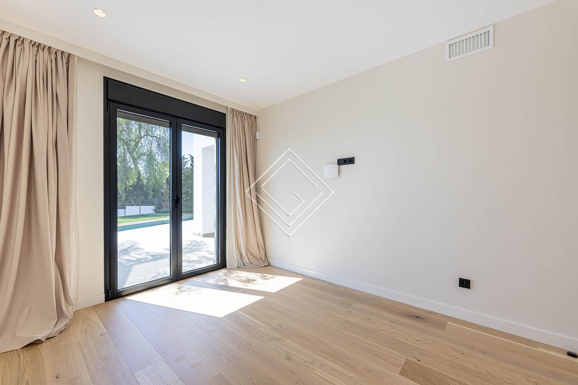 Villa reformada con vistas panorámicas al mar y una privacidad excepcional