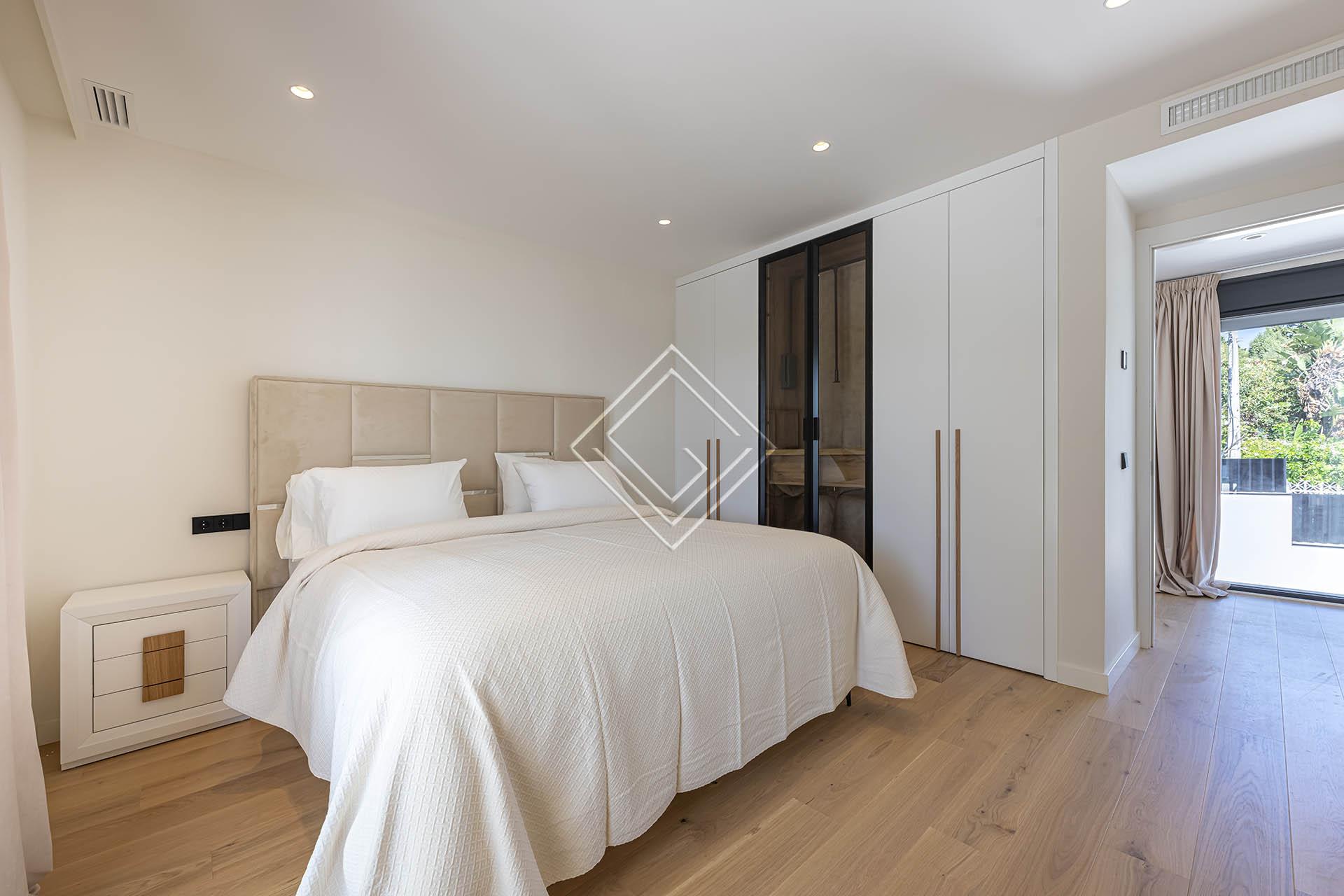 Villa reformada con vistas panorámicas al mar y una privacidad excepcional