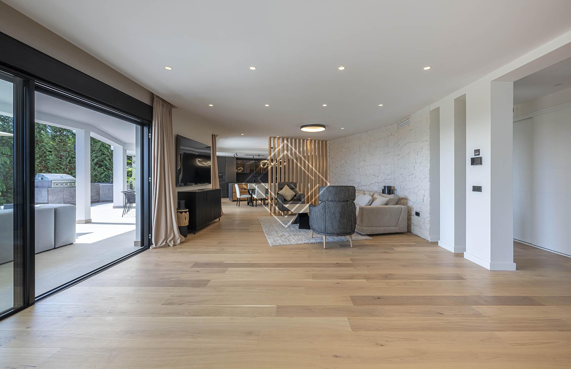 Villa reformada con vistas panorámicas al mar y una privacidad excepcional