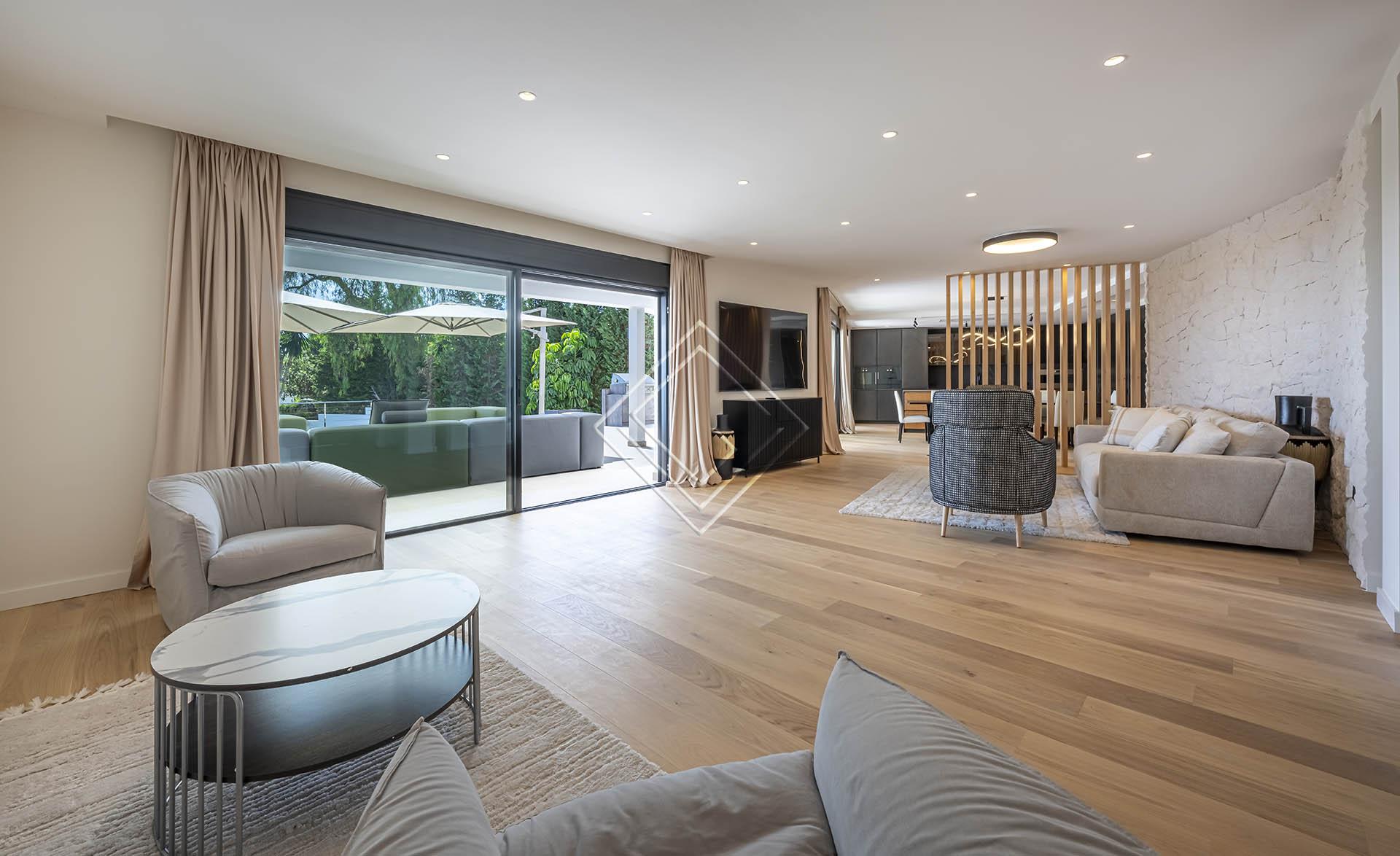 Villa reformada con vistas panorámicas al mar y una privacidad excepcional