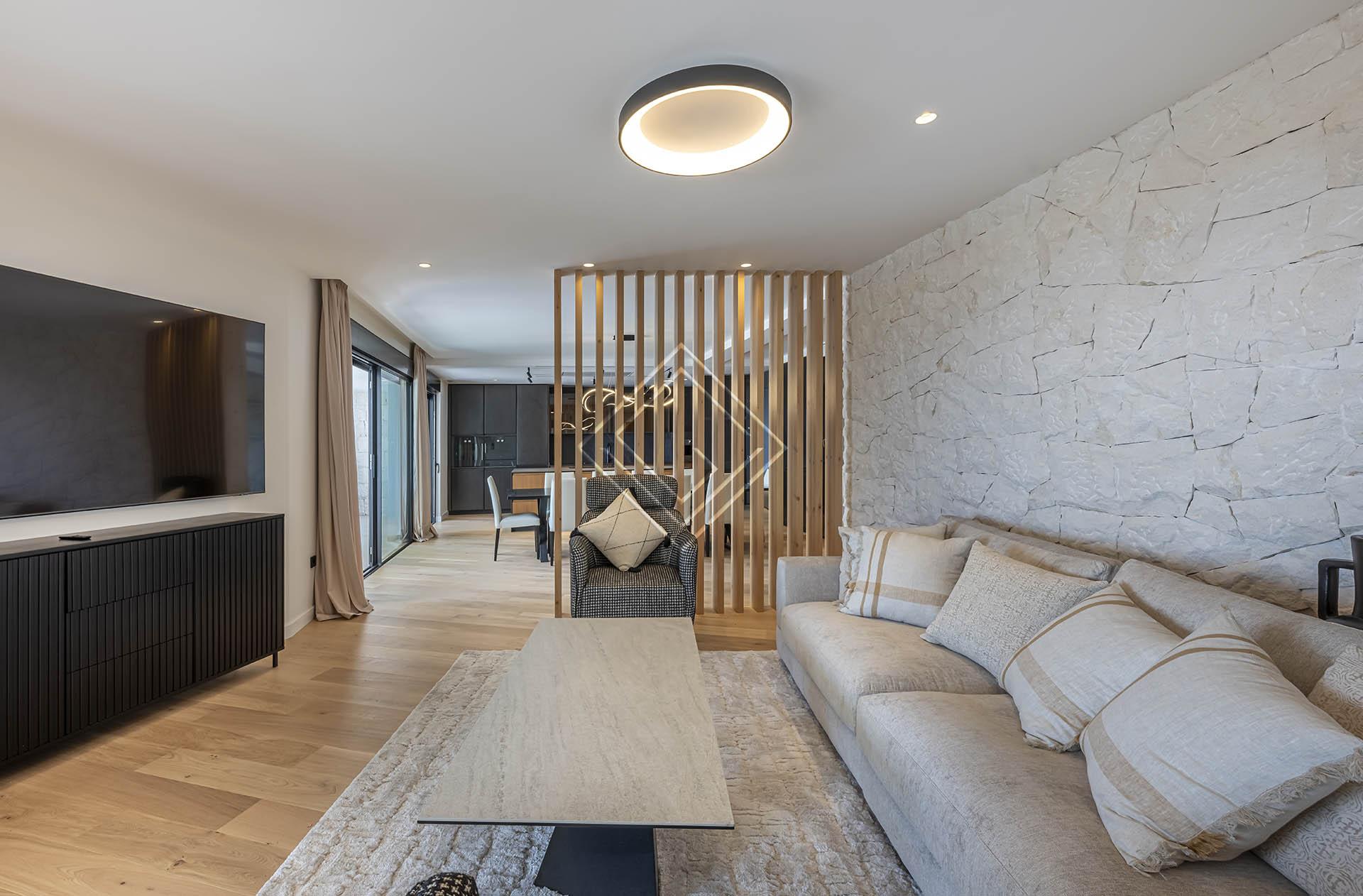 Villa reformada con vistas panorámicas al mar y una privacidad excepcional