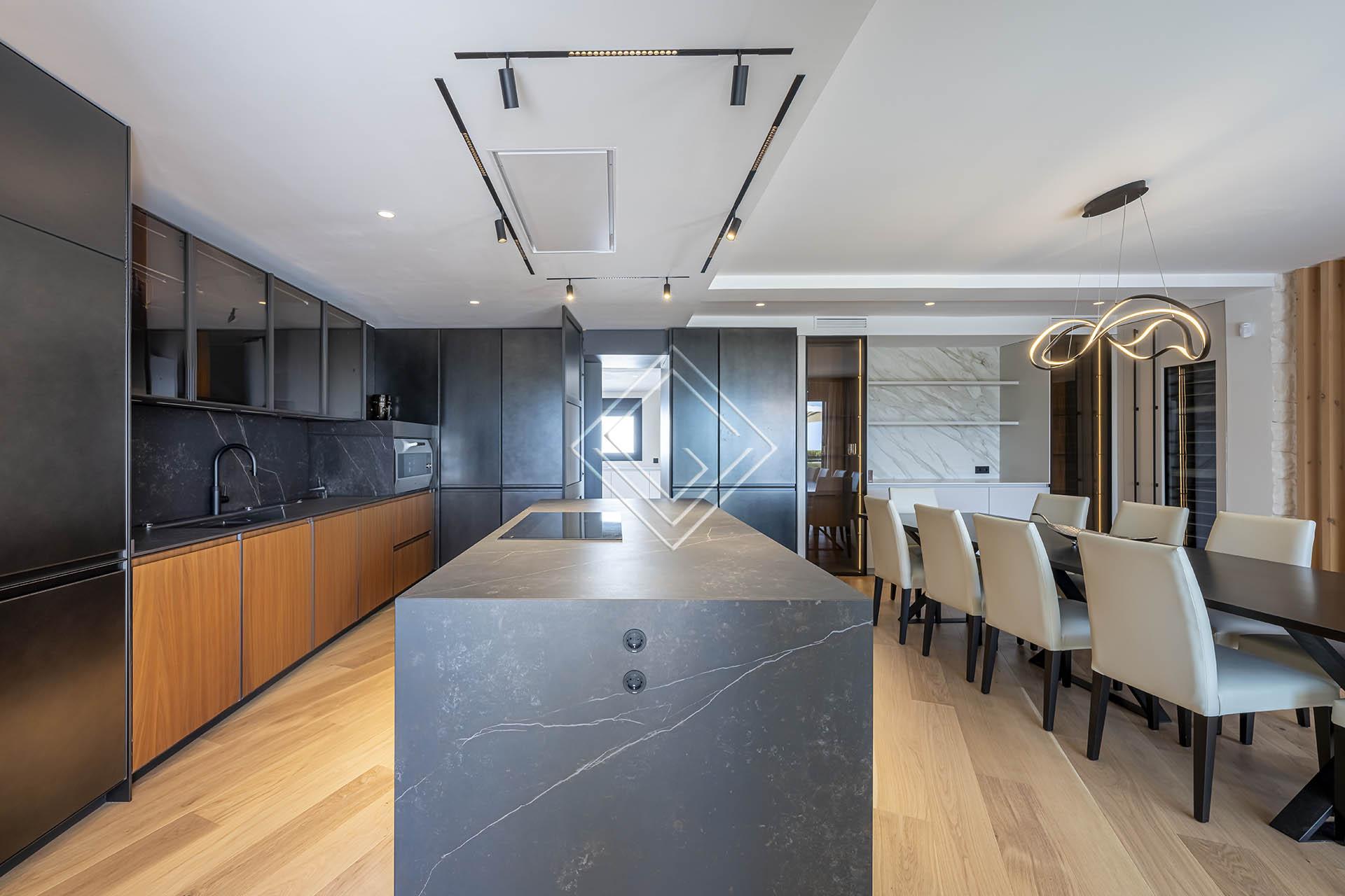 Villa reformada con vistas panorámicas al mar y una privacidad excepcional