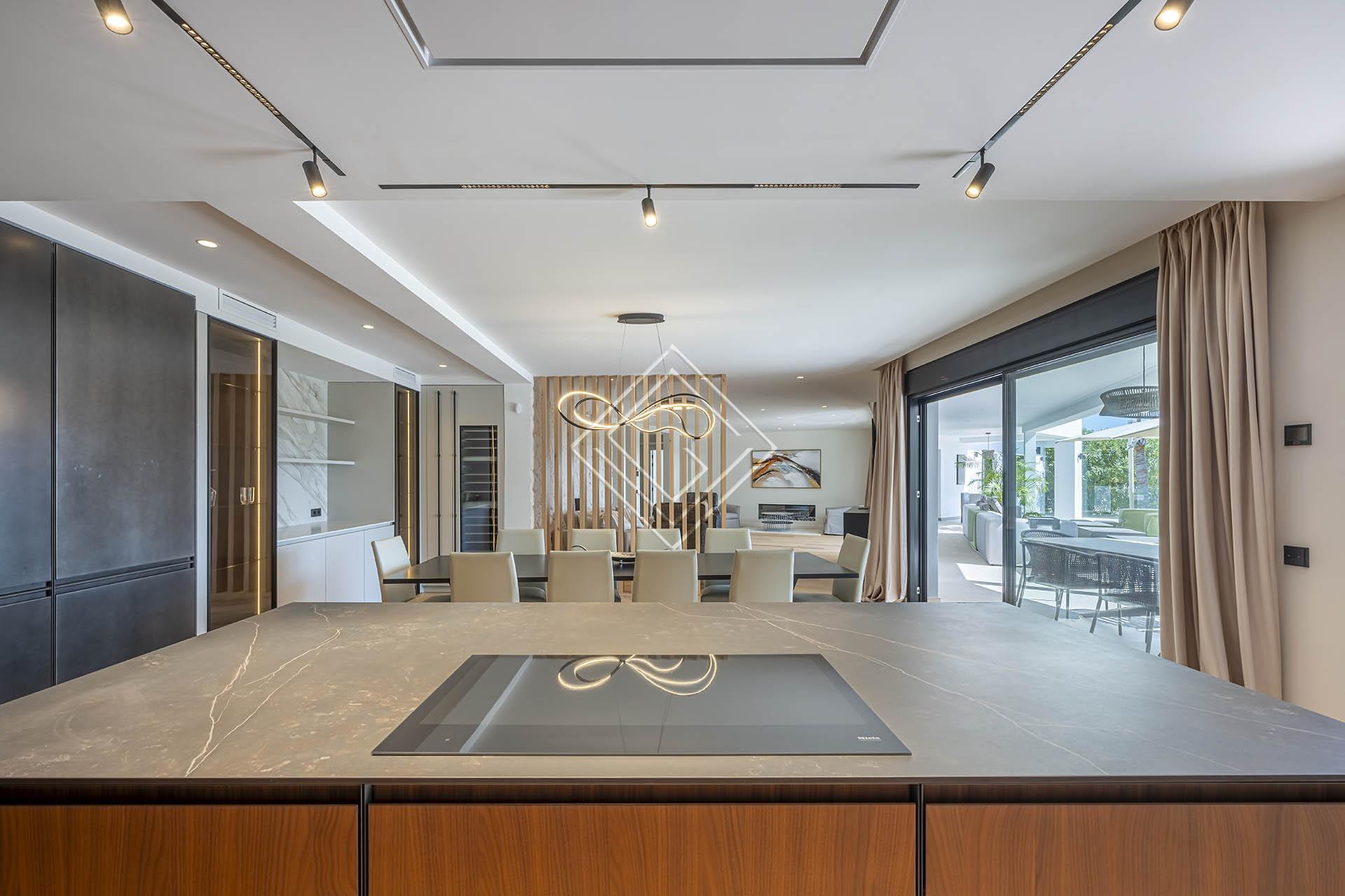 Villa reformada con vistas panorámicas al mar y una privacidad excepcional